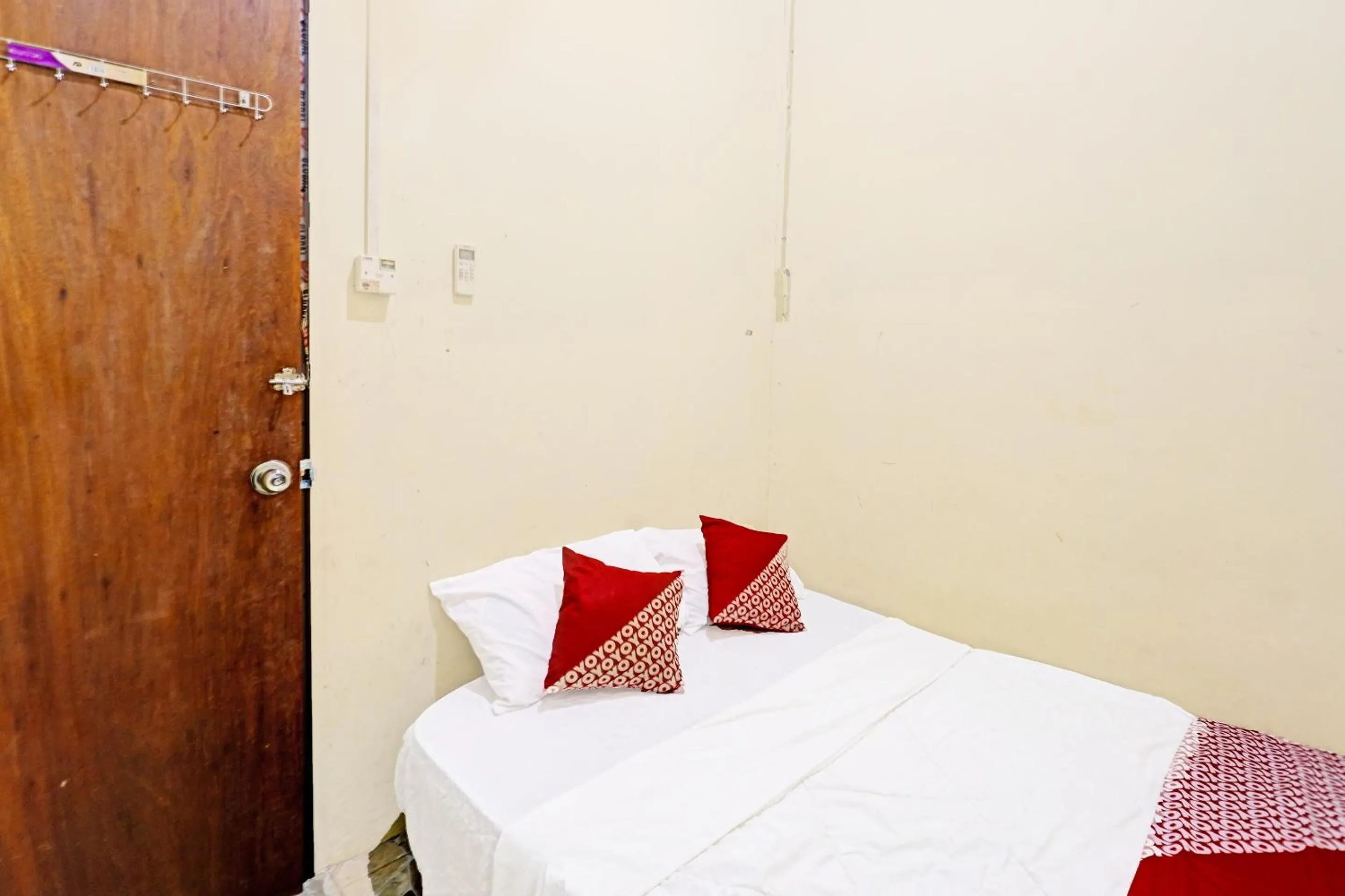 Bedroom, Bed in Hotel O Sar Inn