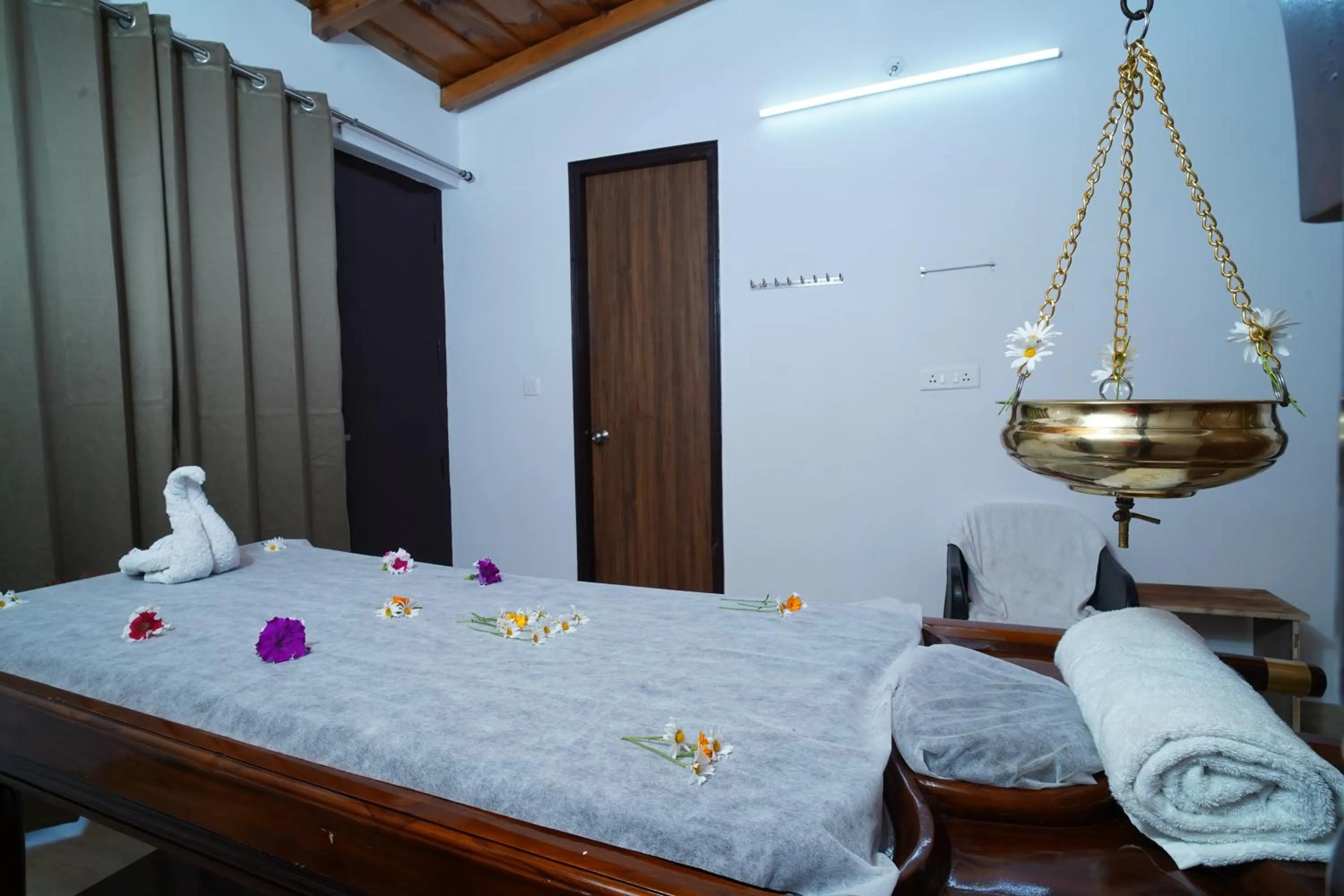 Spa and wellness centre/facilities, Bed in Just Naturals Wellness Resort Nainital