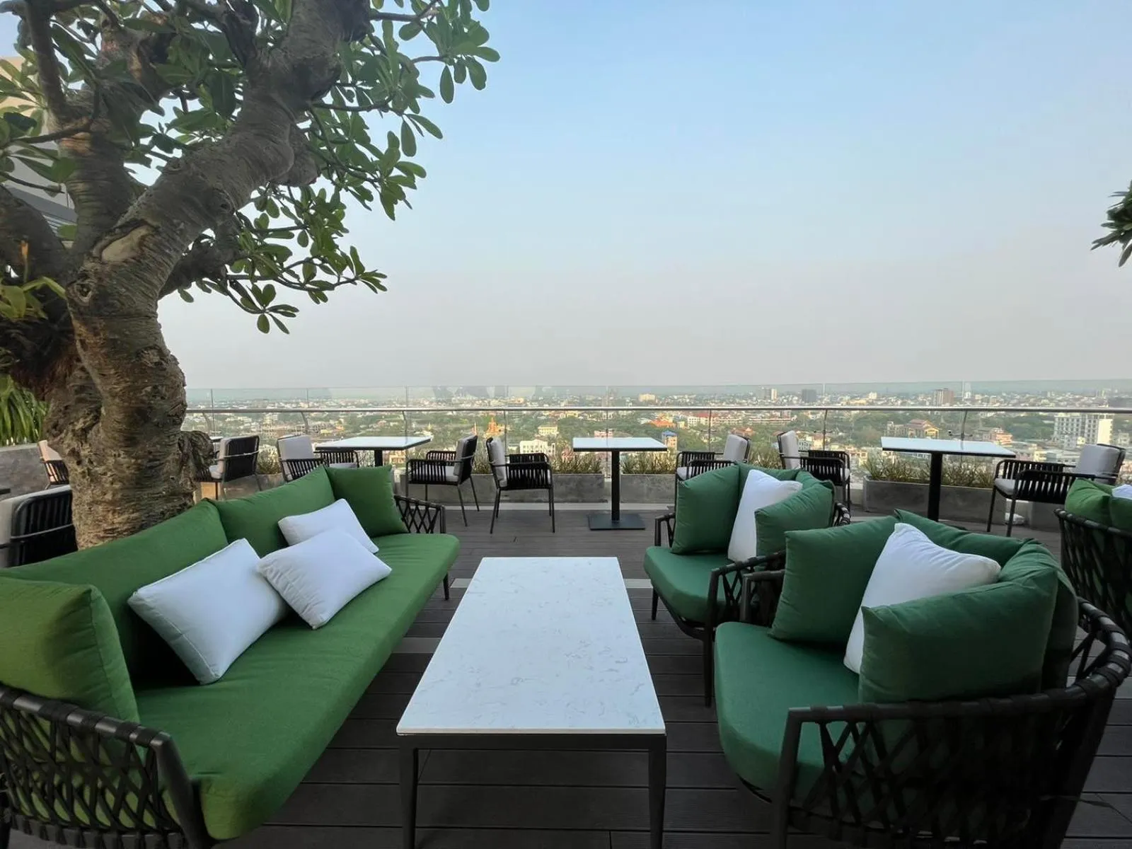 Restaurant/places to eat in Ease Hotel