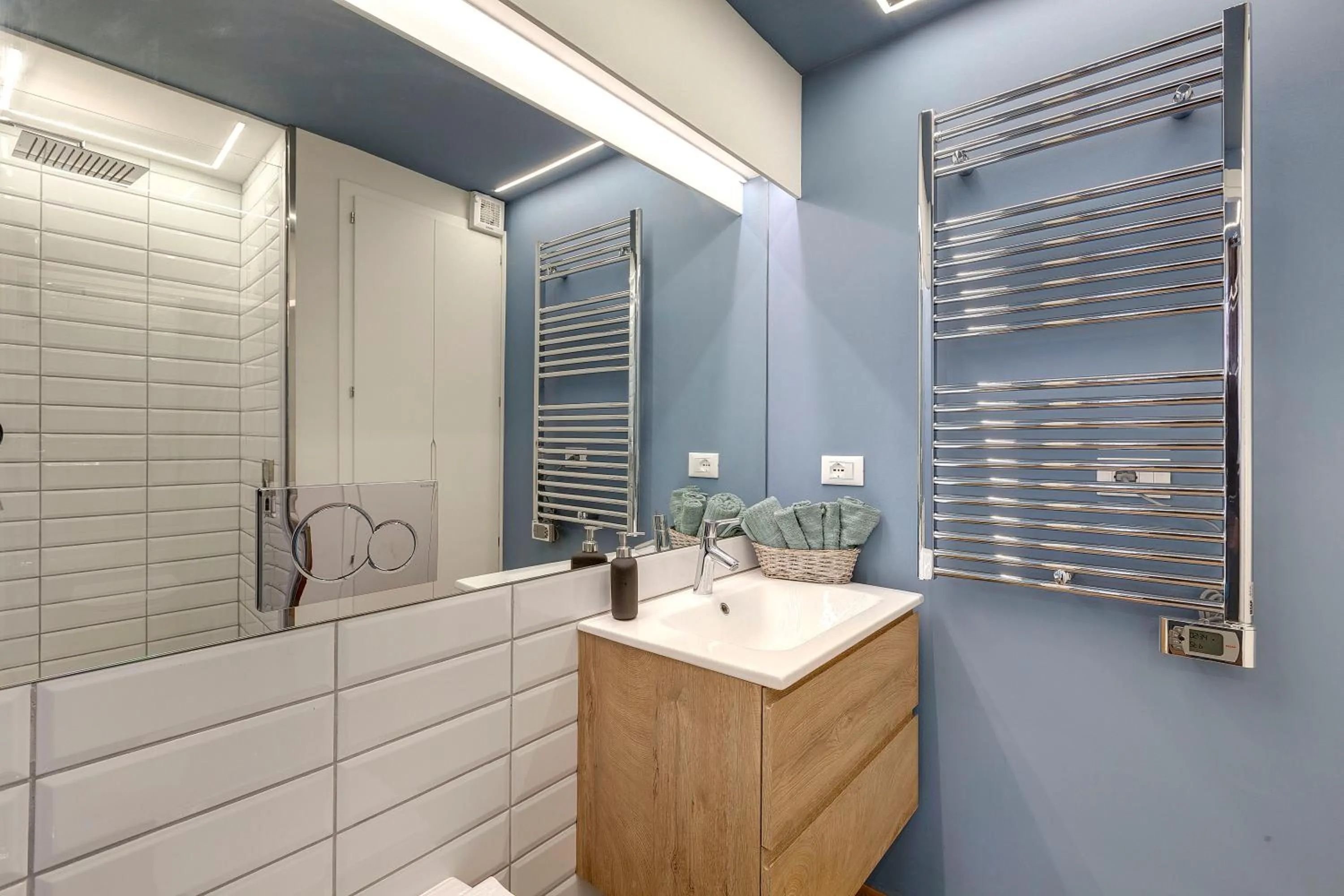 Bathroom in Turandot Apartment by Mamo Florence