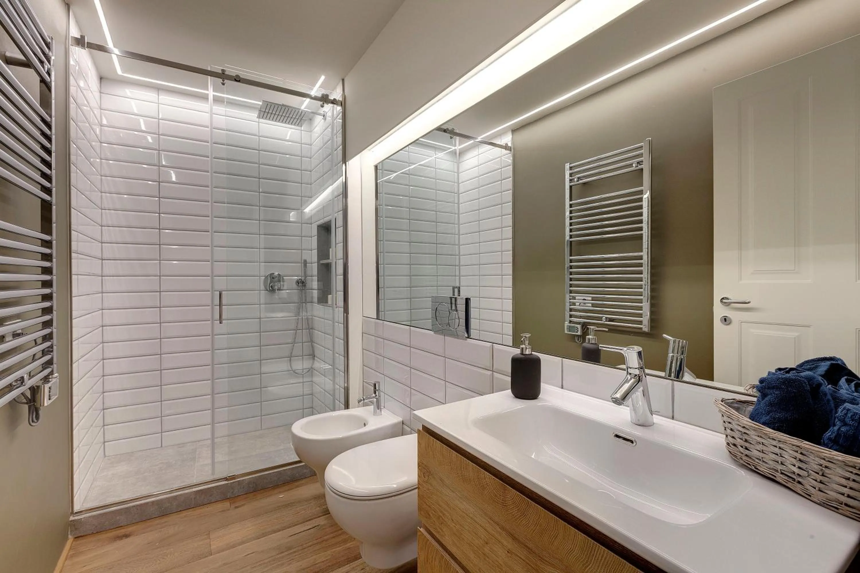 Bathroom in Turandot Apartment by Mamo Florence