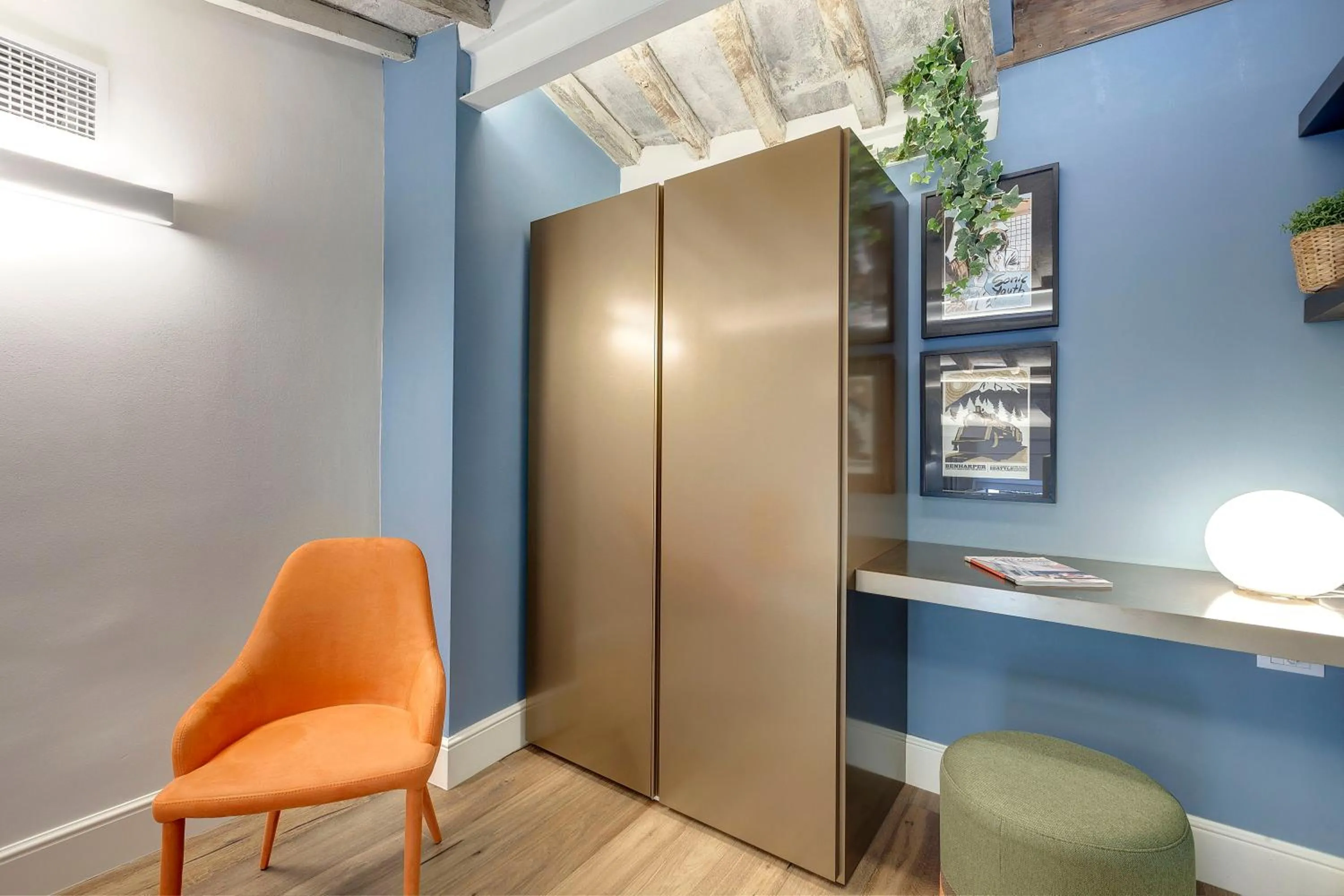 Seating area in Turandot Apartment by Mamo Florence