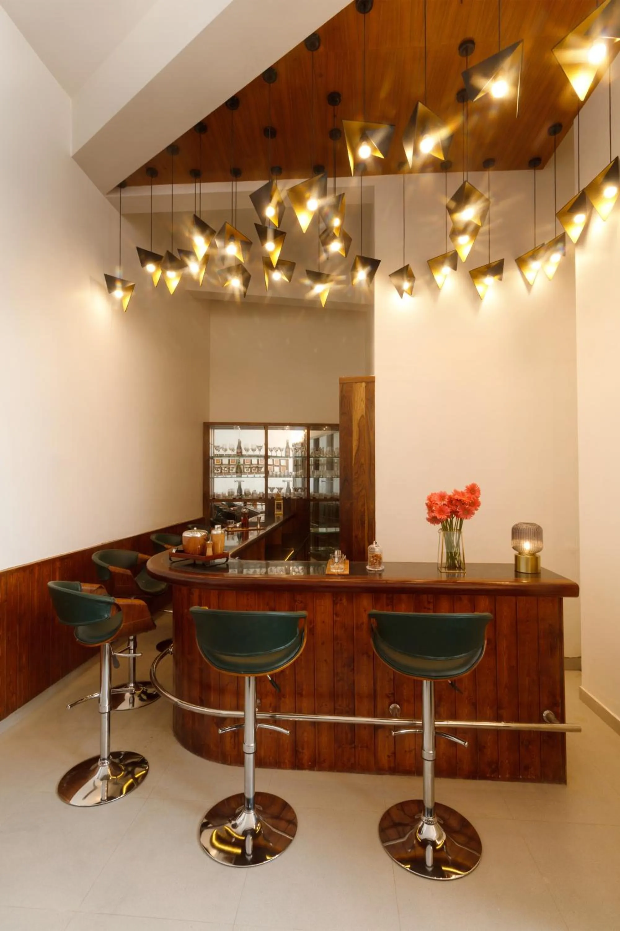 Lounge or bar in Tree of Life Eila Art Hotel, Manali