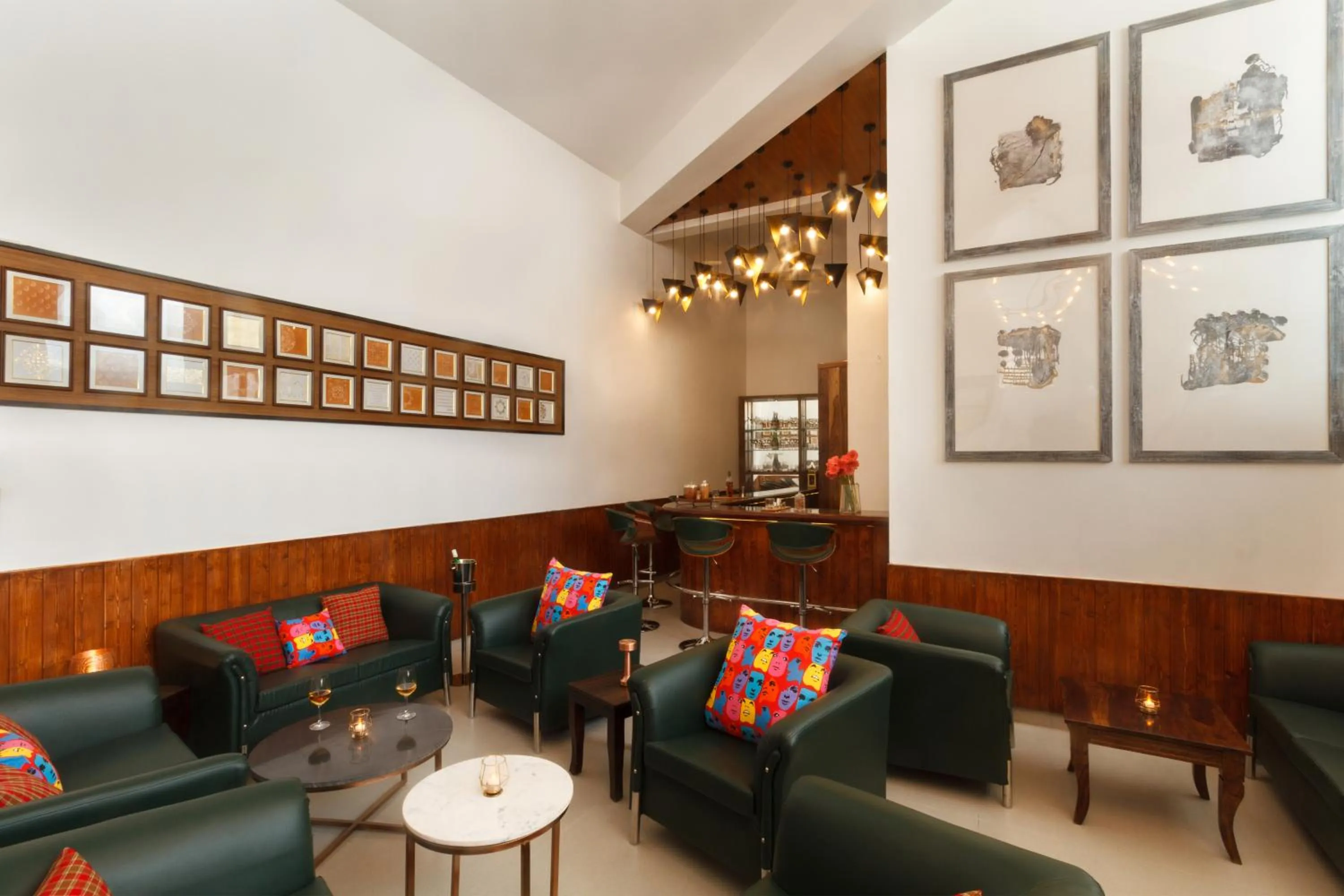 Lounge or bar in Tree of Life Eila Art Hotel, Manali