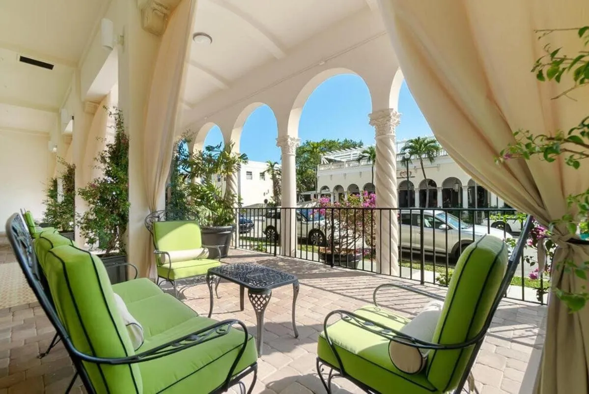 King Bed Mermaid suite - heart of Palm Beach, free parking included