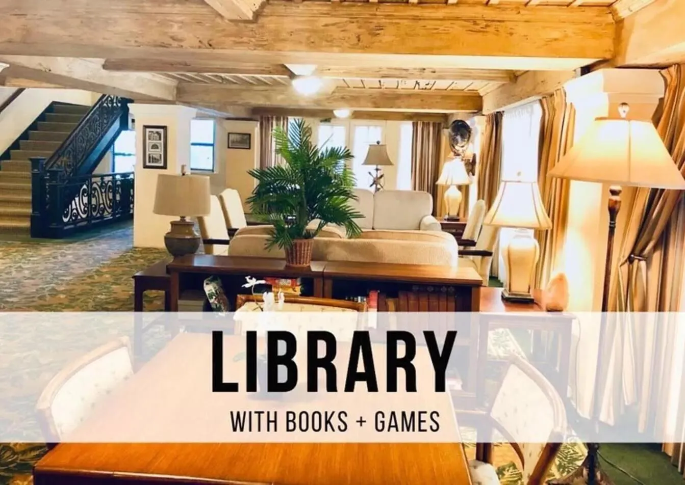 Library in King Bed Mermaid suite - heart of Palm Beach, free parking included