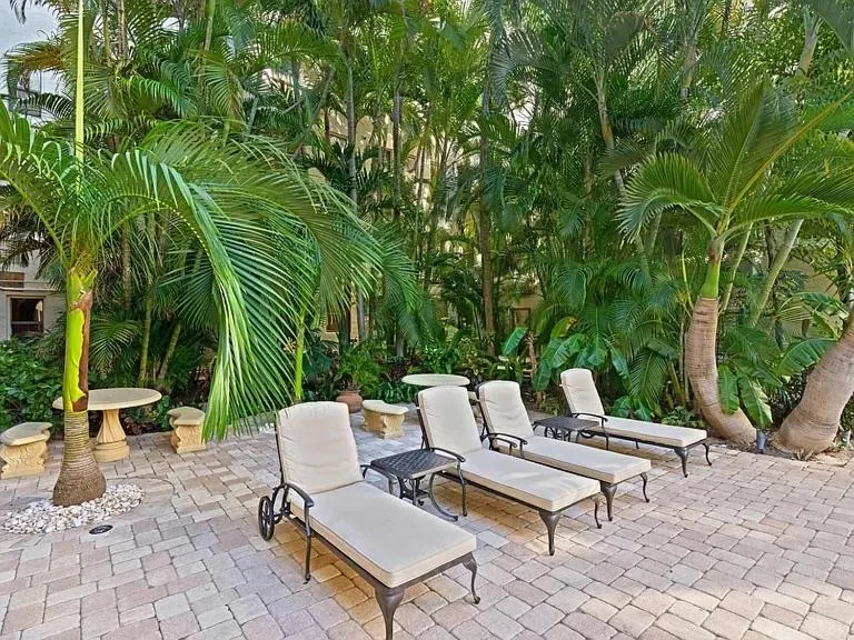 King Bed Mermaid suite - heart of Palm Beach, free parking included