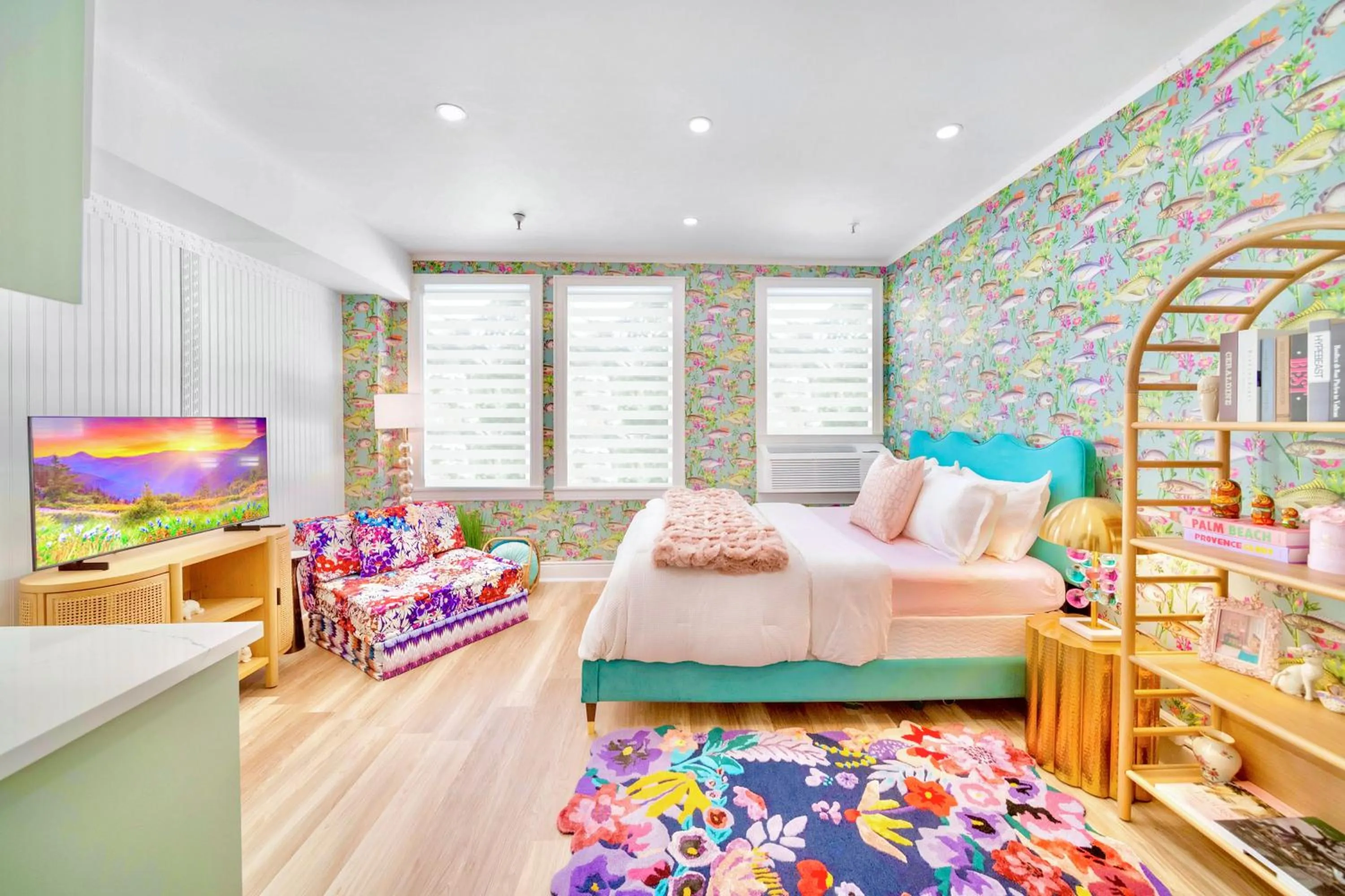 King Bed Mermaid suite - heart of Palm Beach, free parking included