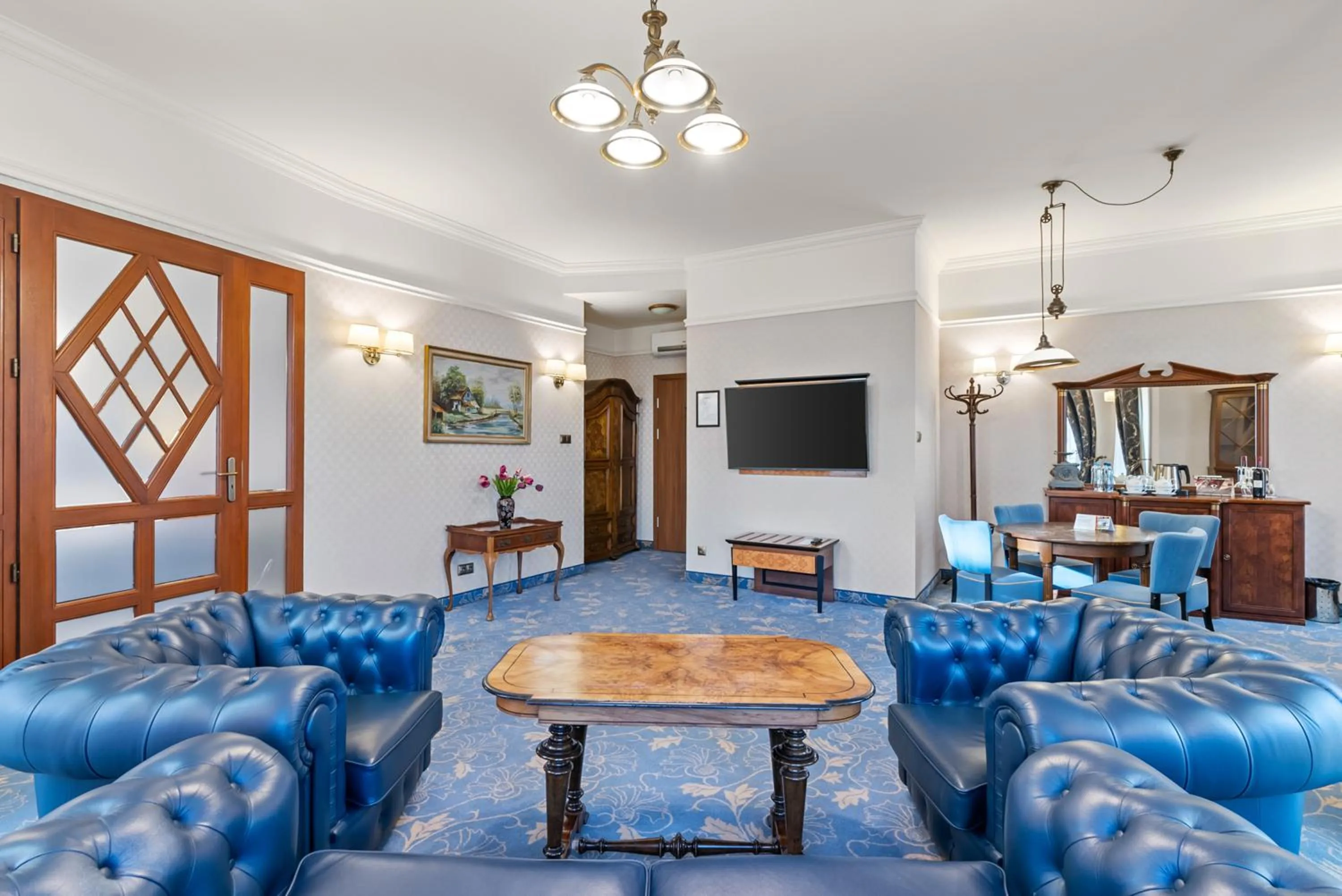 Communal lounge/ TV room in Hotel Diament Plaza Gliwice