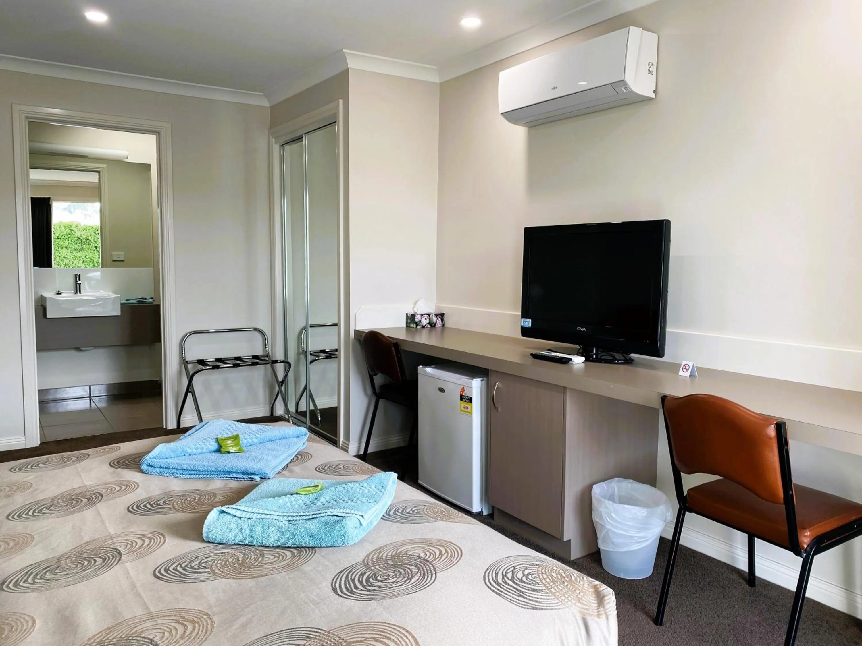 TV and multimedia, Bed in Dalvue Motel