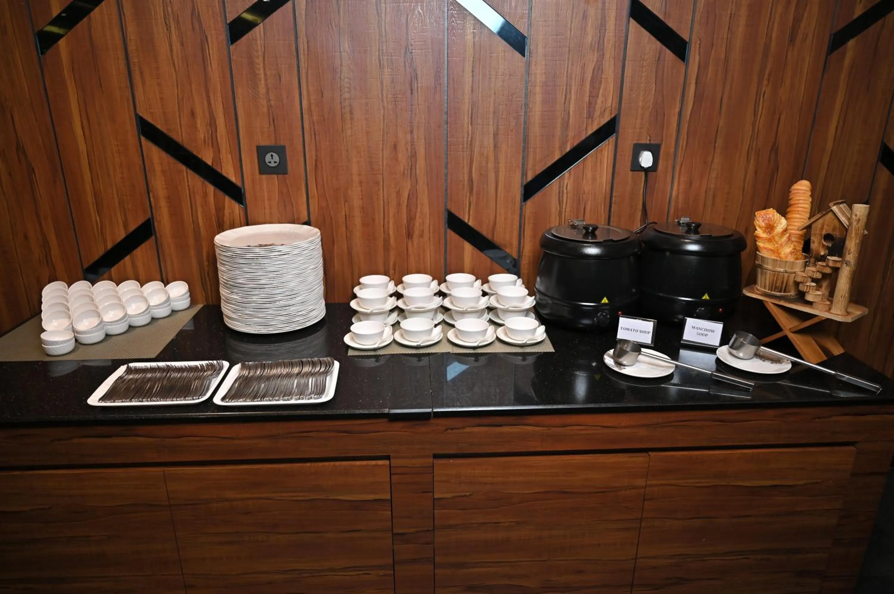 Restaurant/places to eat in Hotel Tip Top International Pune