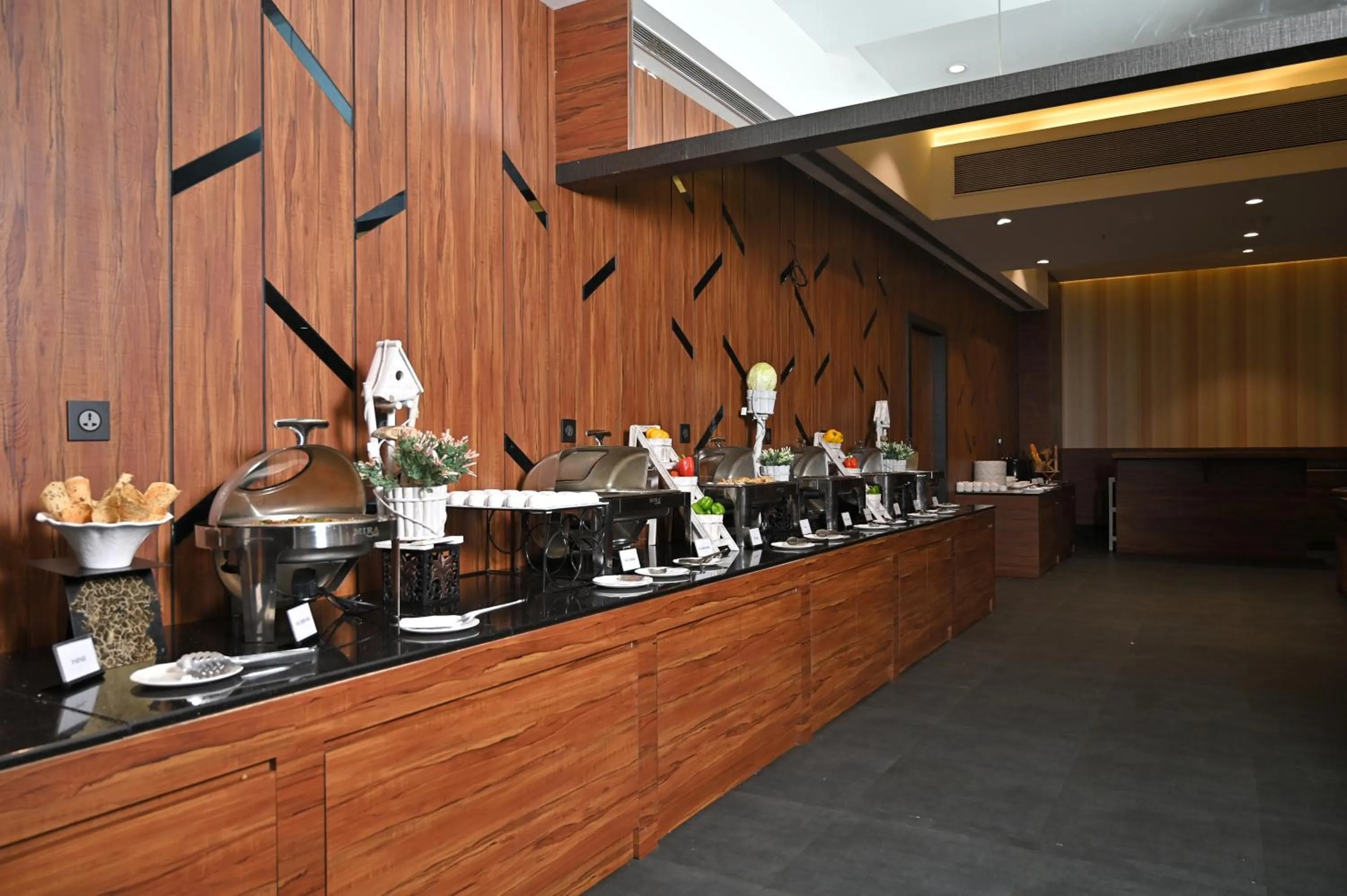 Restaurant/places to eat in Hotel Tip Top International Pune