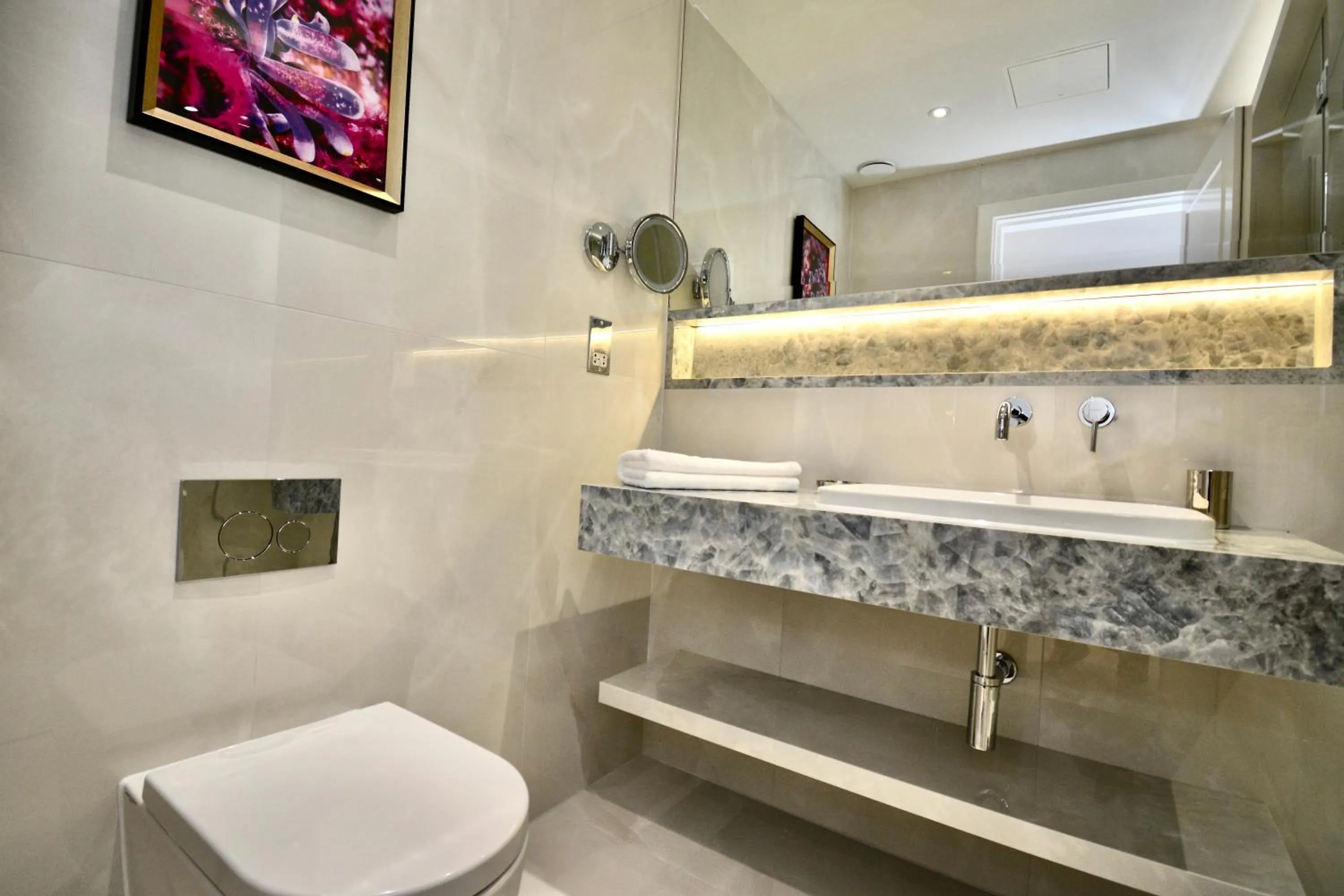 Toilet in Sanctum Regent's Park