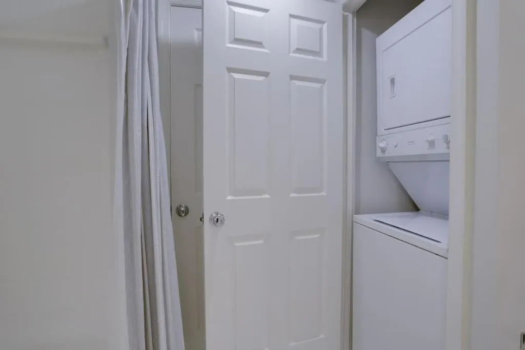 Sensational 1 Bedroom Condo At Ballston place With Gym