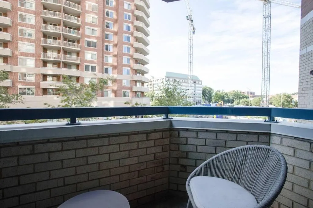 Sensational 1 Bedroom Condo At Ballston place With Gym