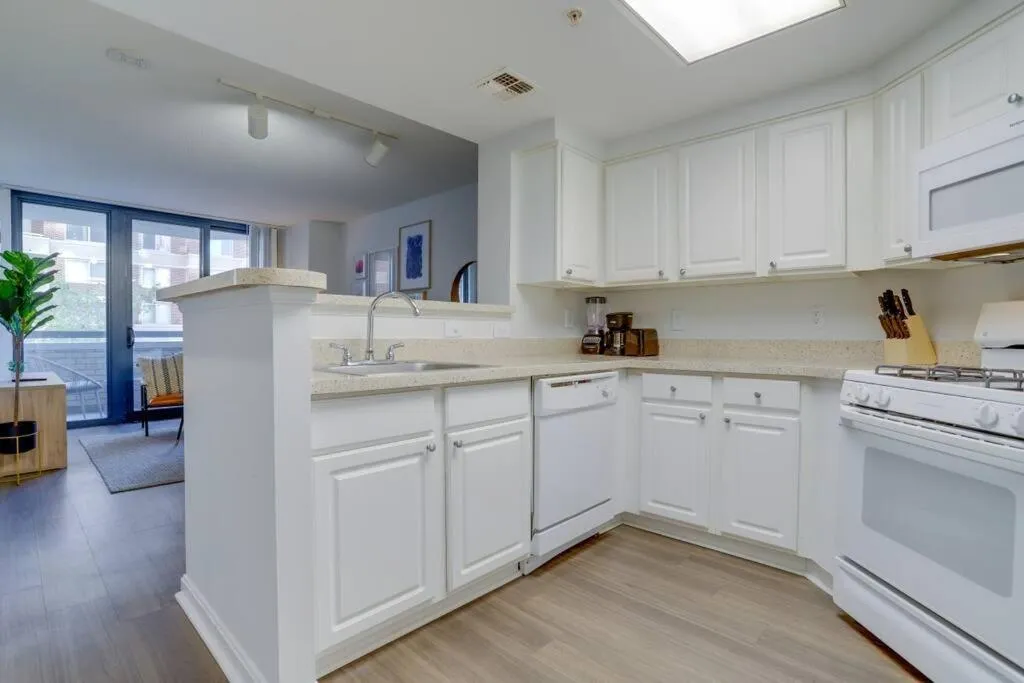 Sensational 1 Bedroom Condo At Ballston place With Gym