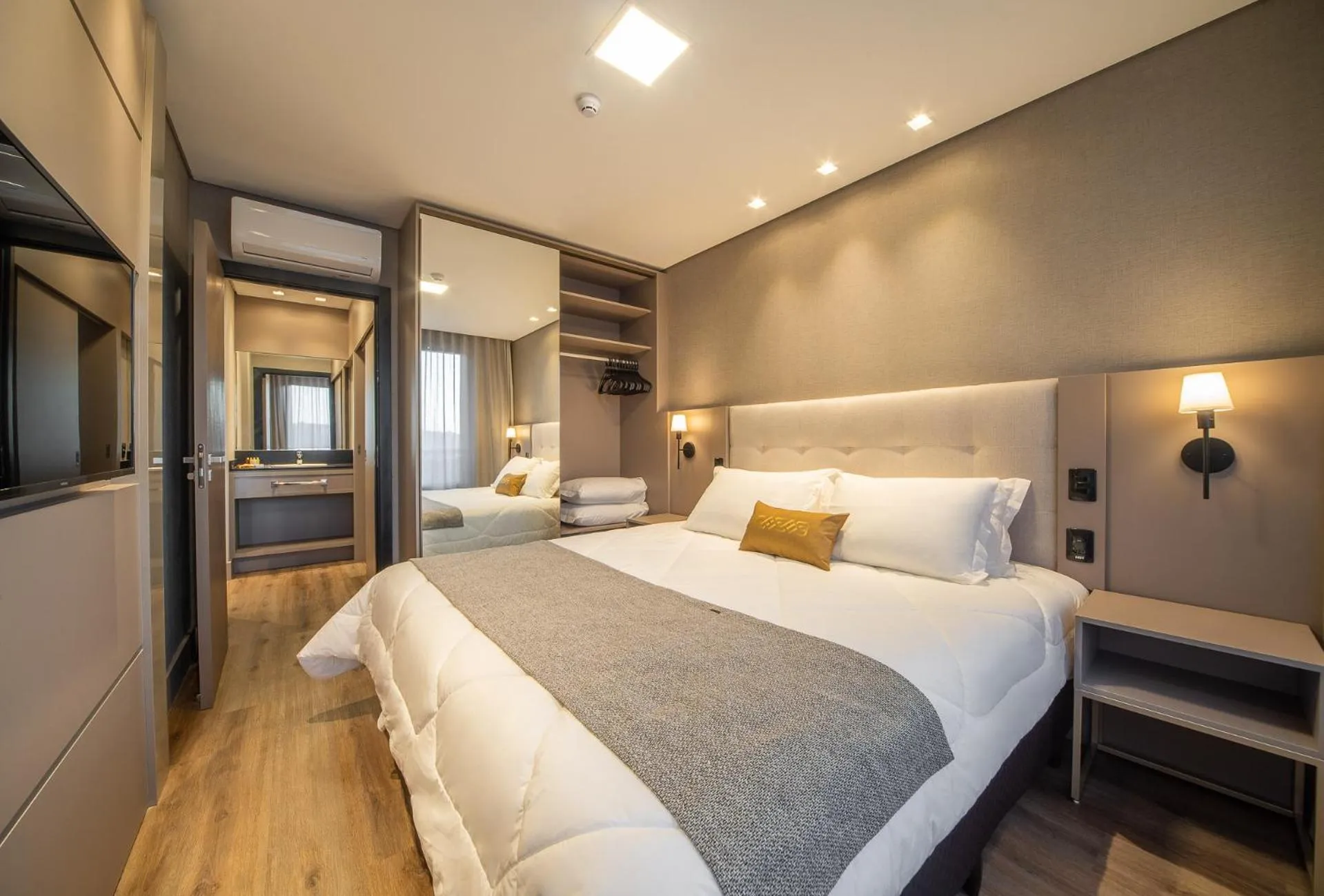 Bed in Chateau Laghetto Collection Oficial