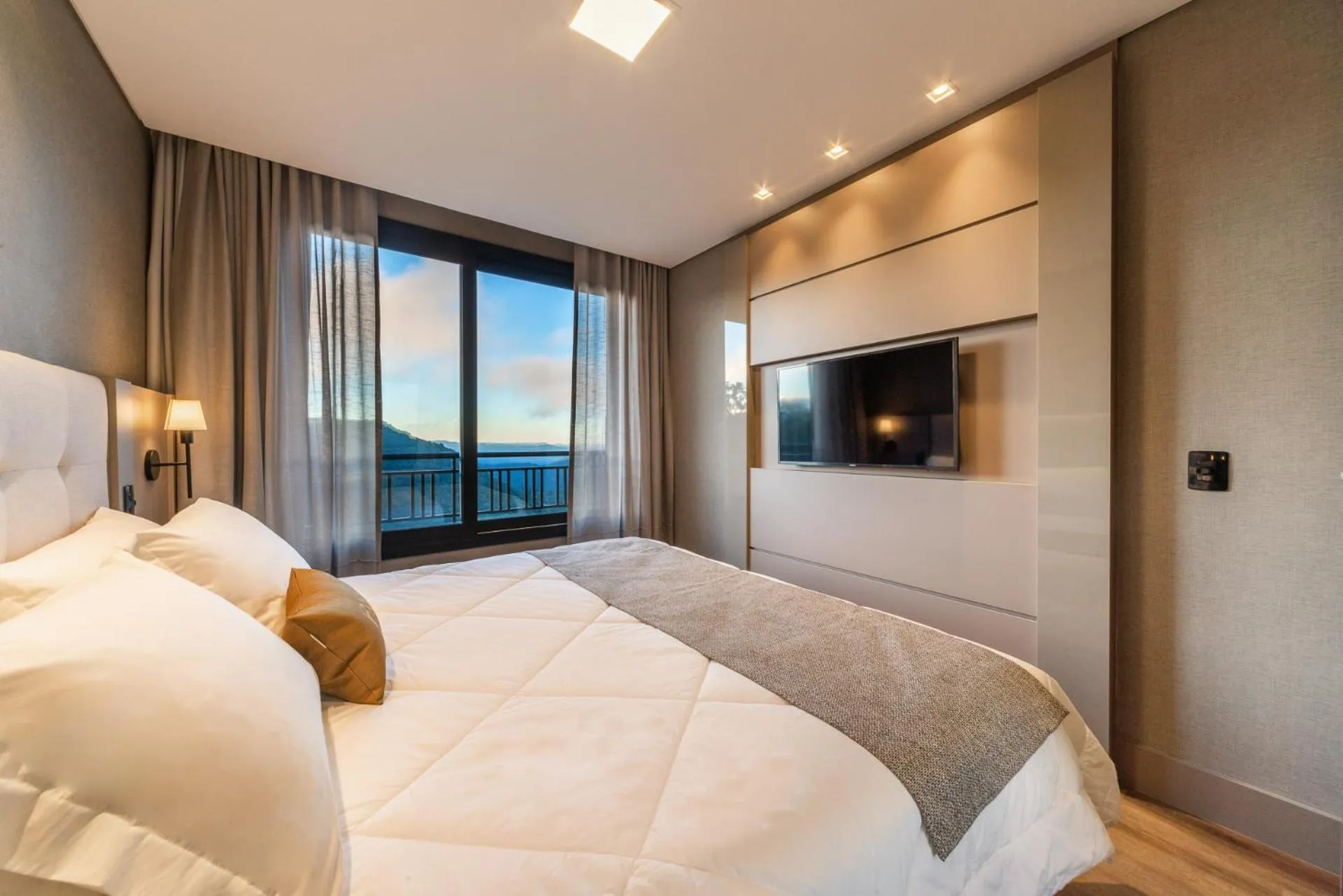 Bed in Chateau Laghetto Collection Oficial