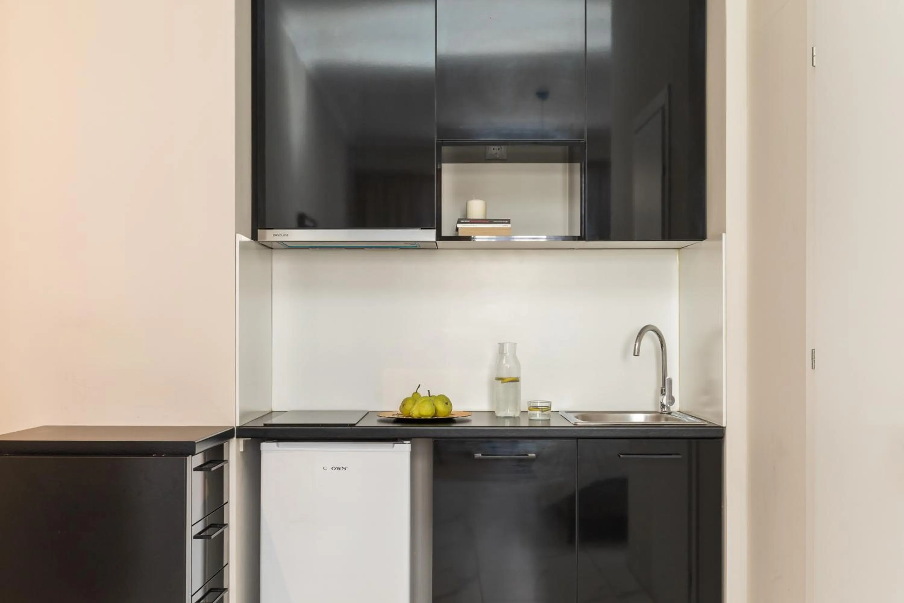 Kitchen or kitchenette in Black Onyx Comfort Suites - Elegant Stay- City Center Next to Airport Bus