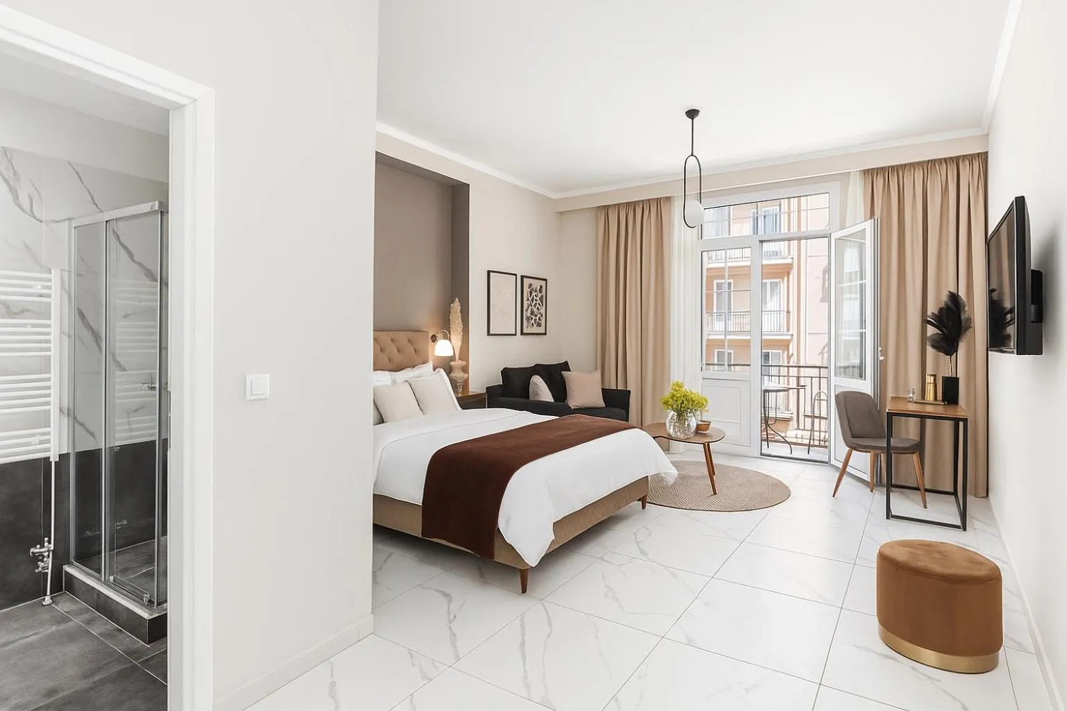 Bedroom, Bed in Black Onyx Comfort Suites - Elegant Stay- City Center Next to Airport Bus