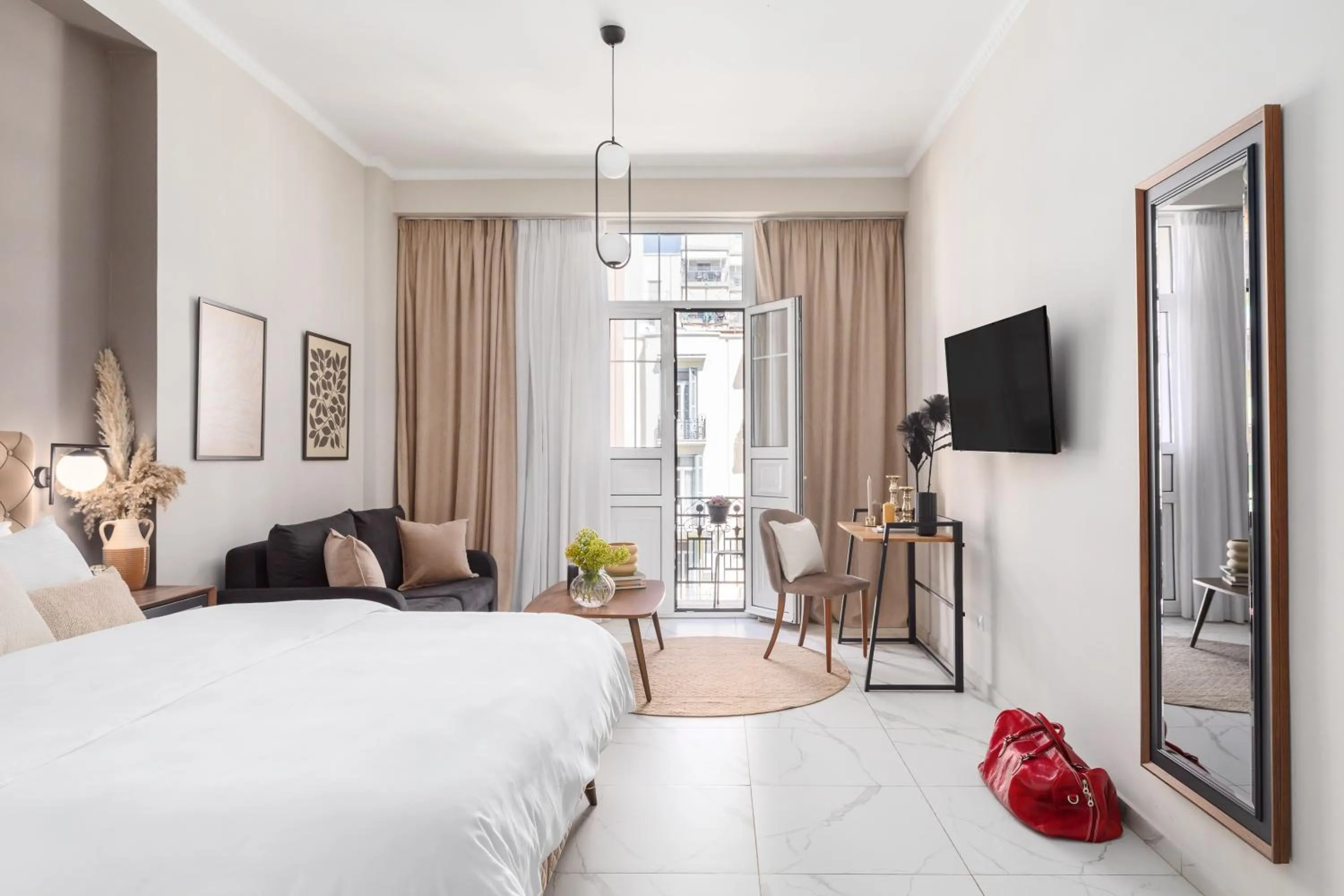 TV and multimedia, Bed in Black Onyx Comfort Suites - Elegant Stay- City Center Next to Airport Bus