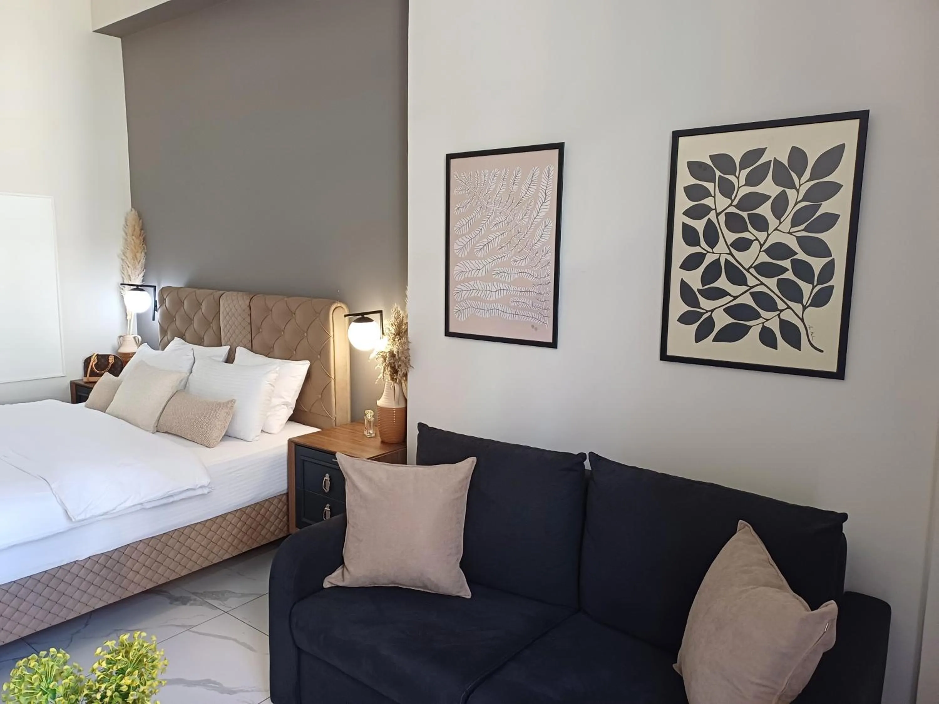 Bed in Black Onyx Comfort Suites - Elegant Stay- City Center Next to Airport Bus