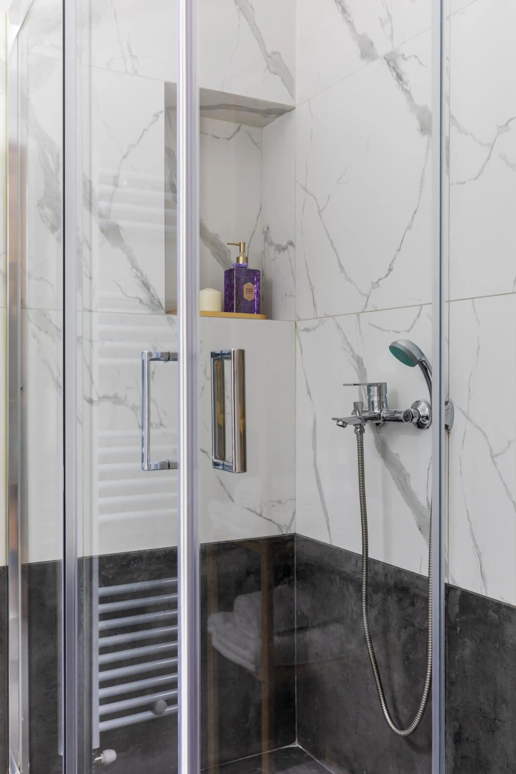 Bathroom in Black Onyx Comfort Suites - Elegant Stay- City Center Next to Airport Bus