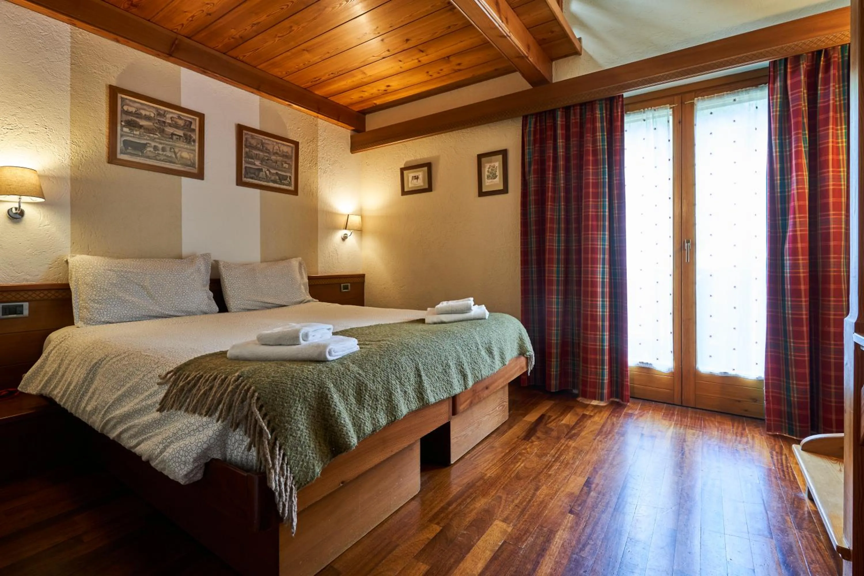 Photo of the whole room, Bed in Hotel Walser Courmayeur