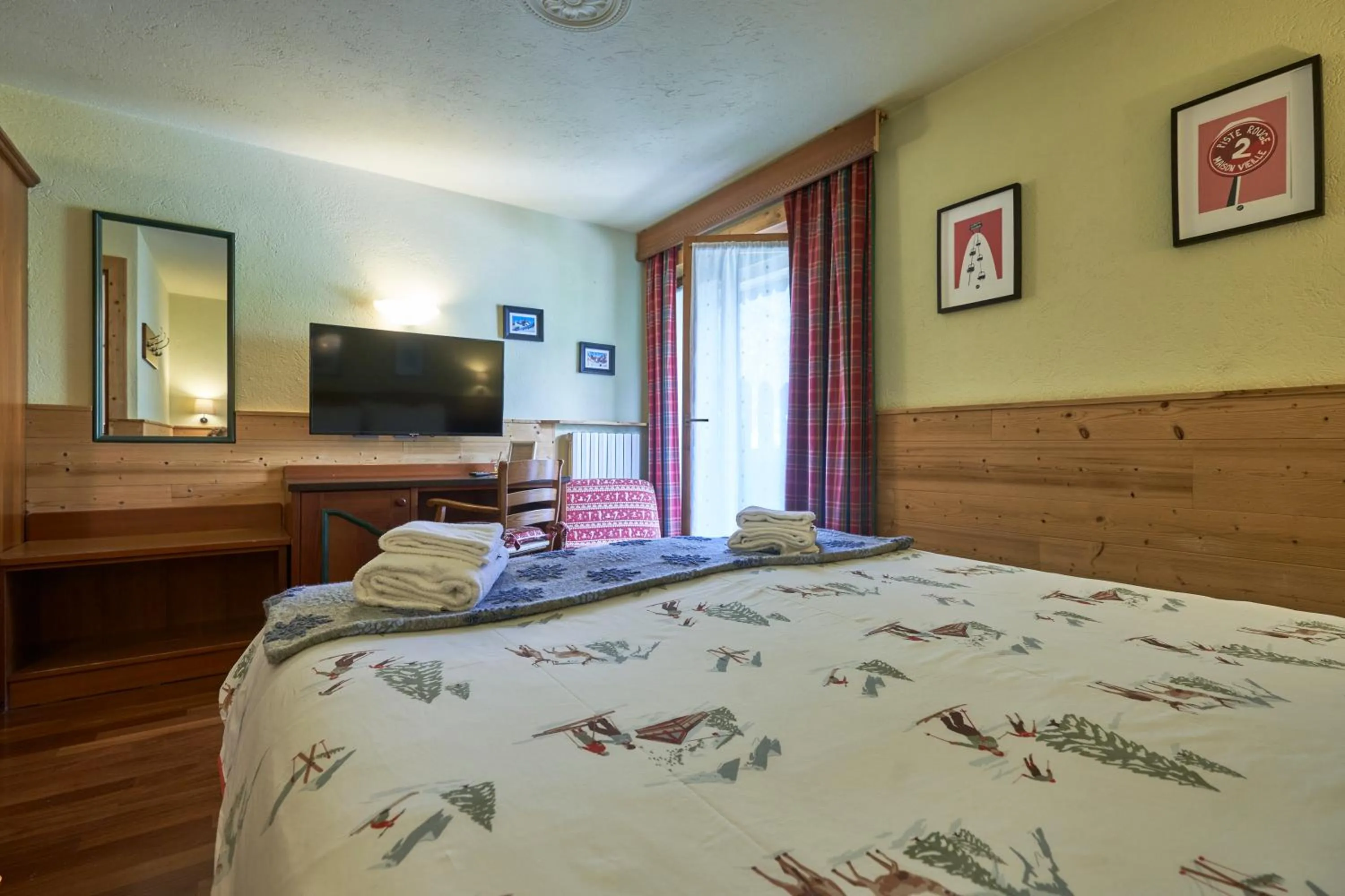 Photo of the whole room, Bed in Hotel Walser Courmayeur