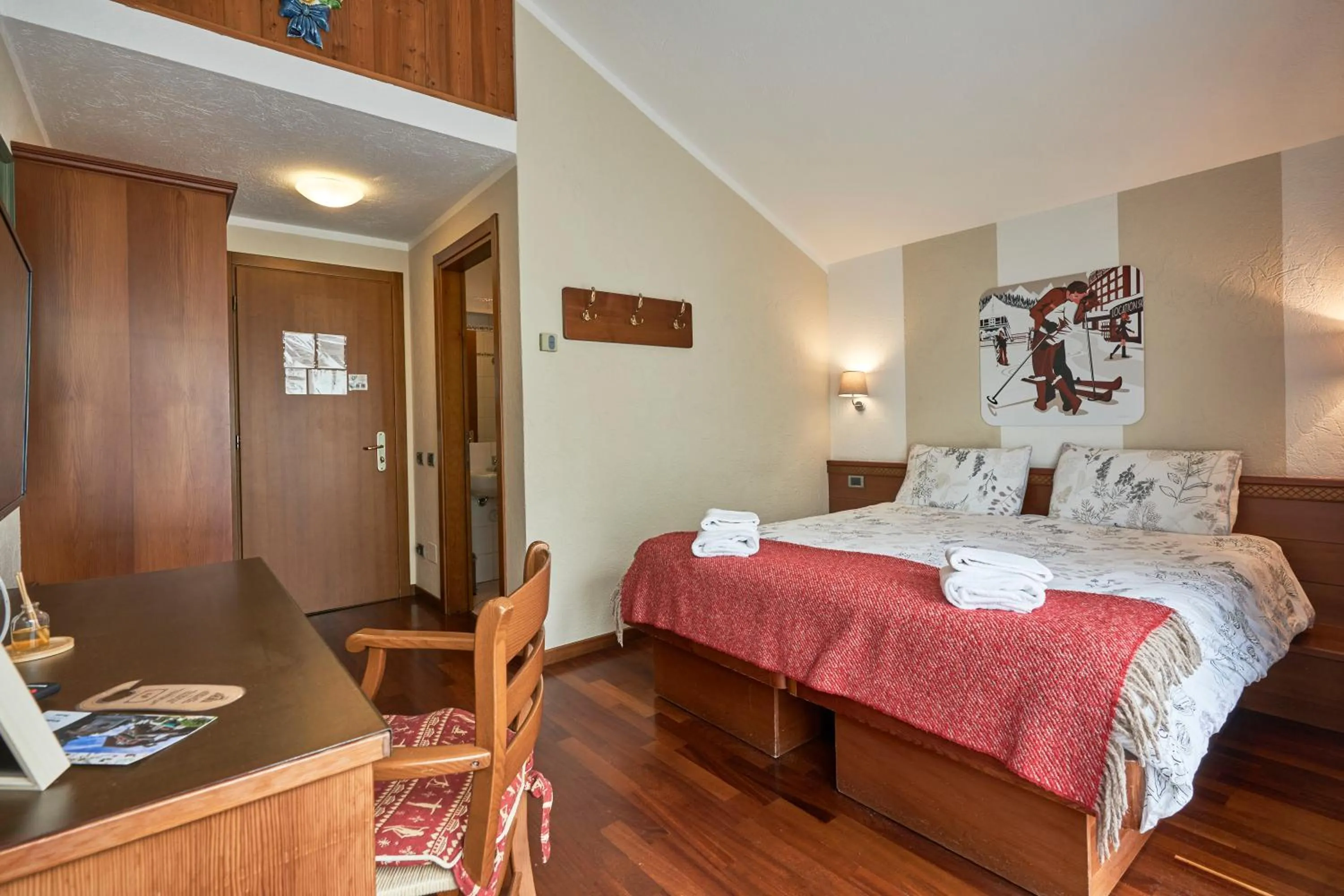 Photo of the whole room, Bed in Hotel Walser Courmayeur