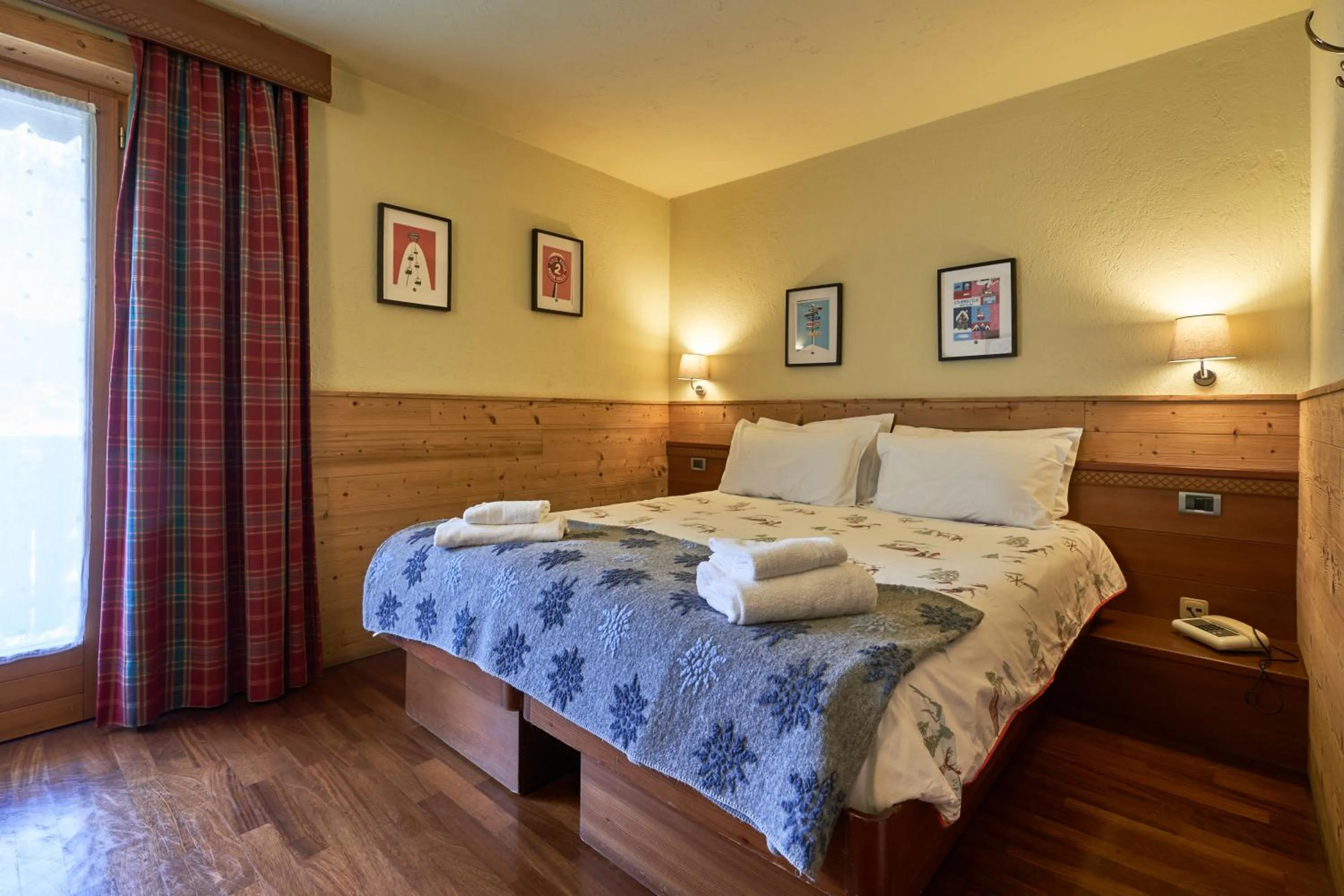 Photo of the whole room, Bed in Hotel Walser Courmayeur