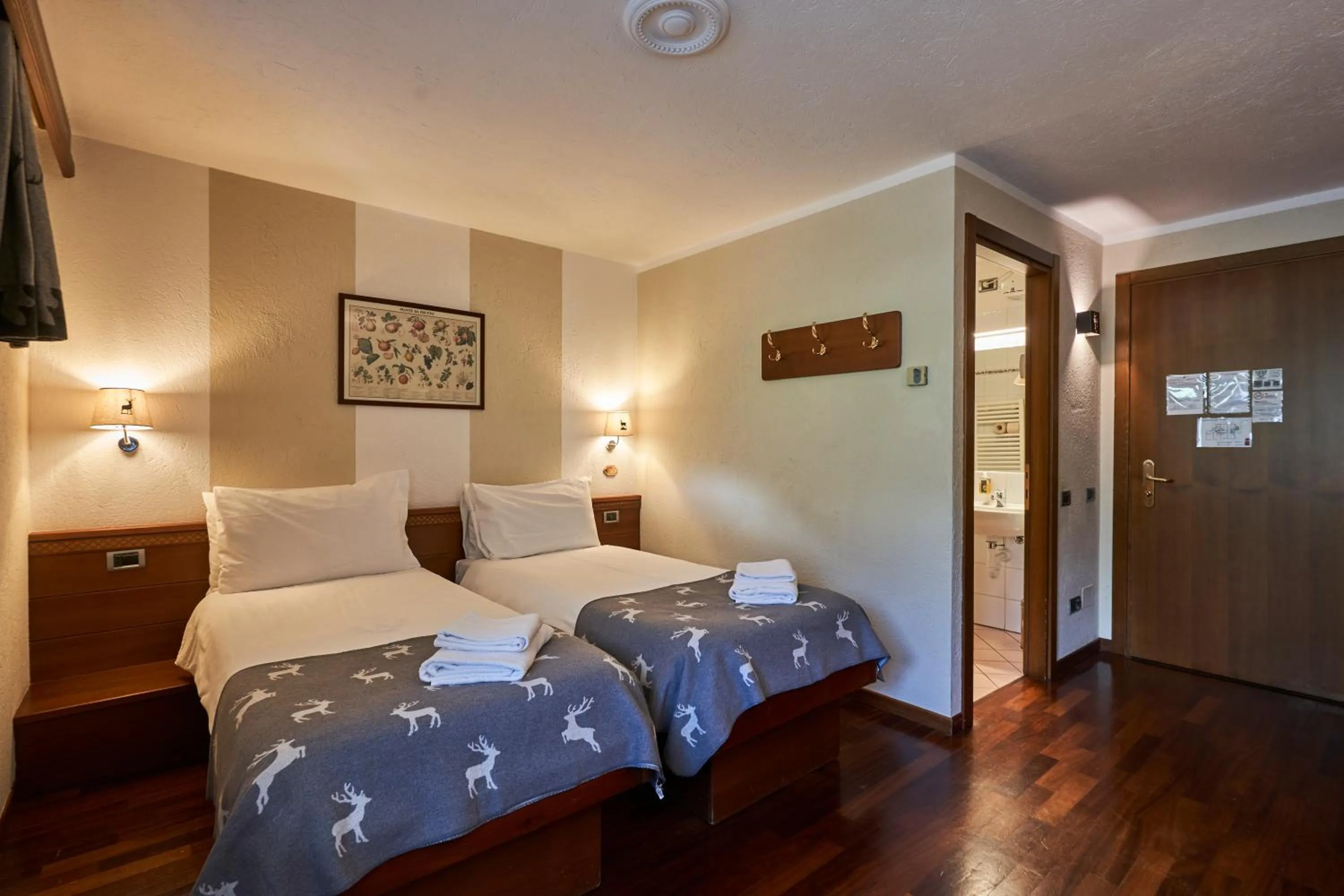 Photo of the whole room, Bed in Hotel Walser Courmayeur