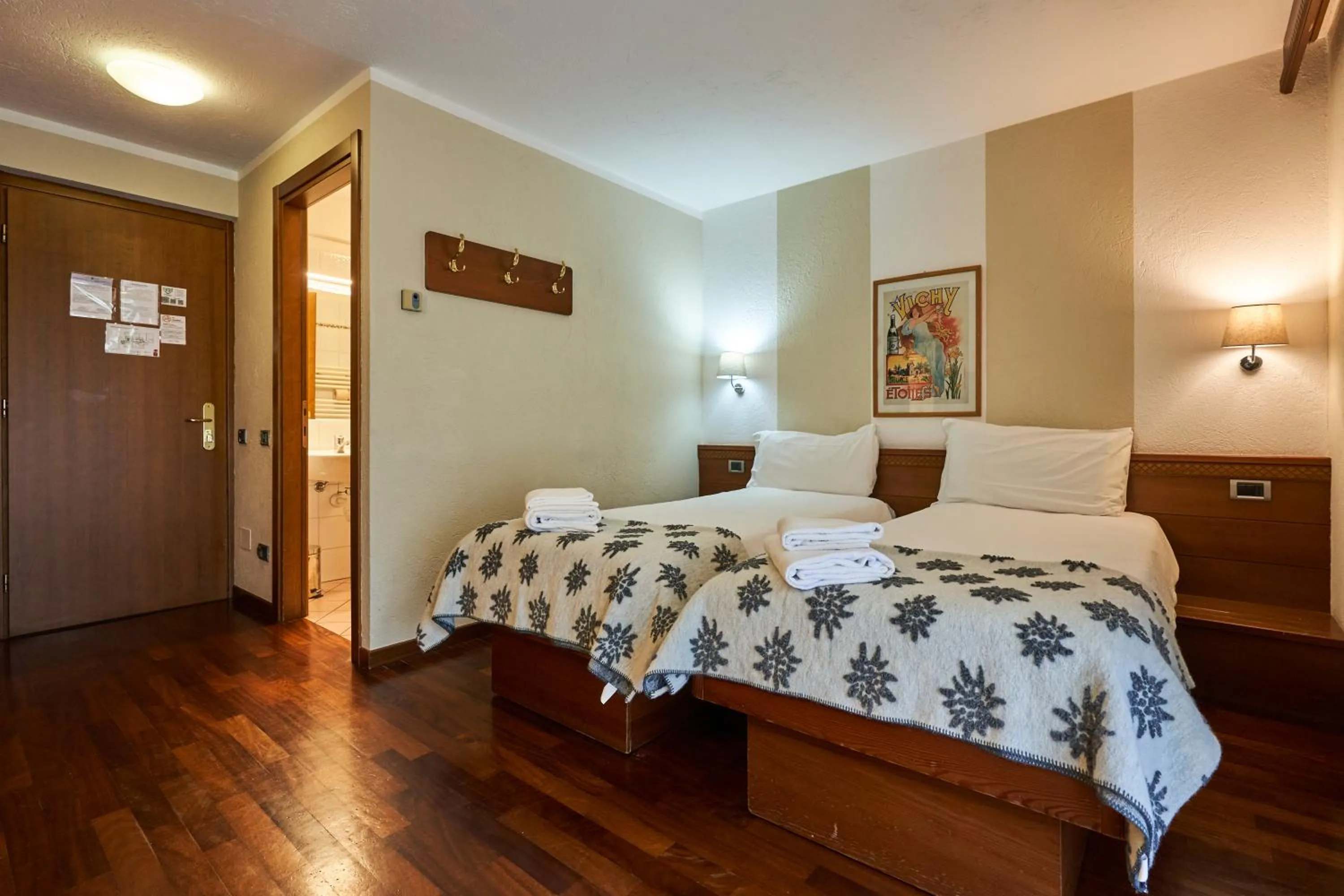 Photo of the whole room, Bed in Hotel Walser Courmayeur