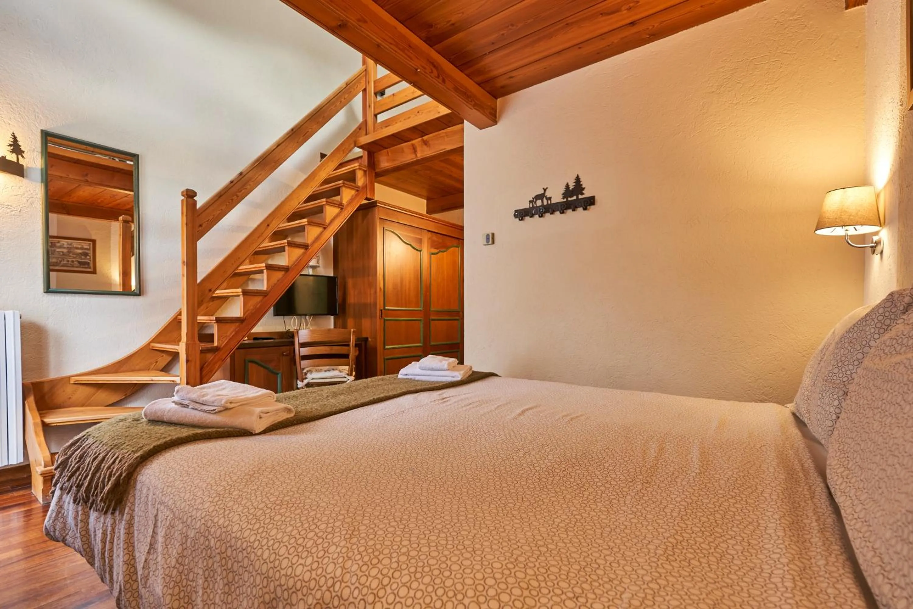 Photo of the whole room, Bed in Hotel Walser Courmayeur