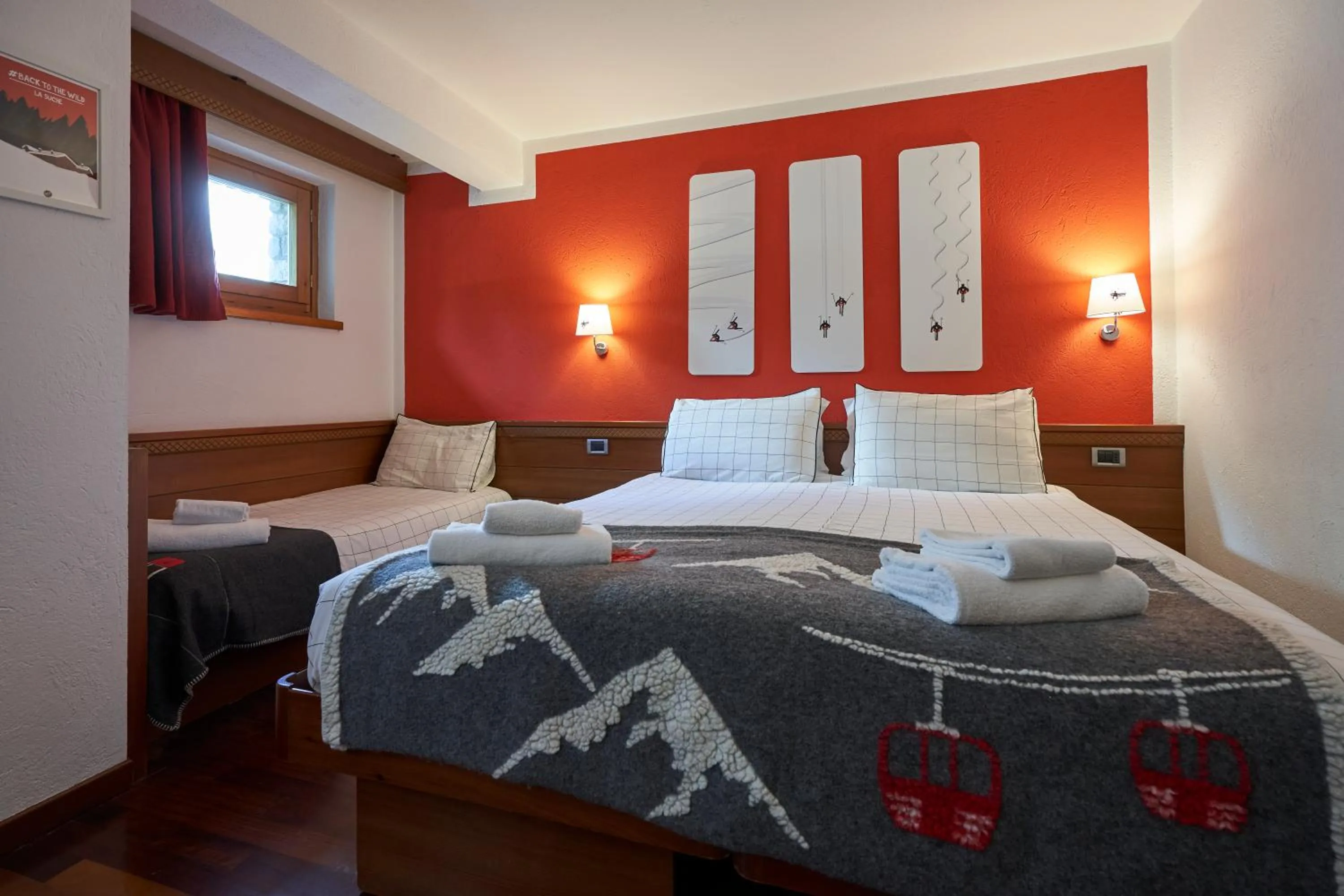 Photo of the whole room, Bed in Hotel Walser Courmayeur