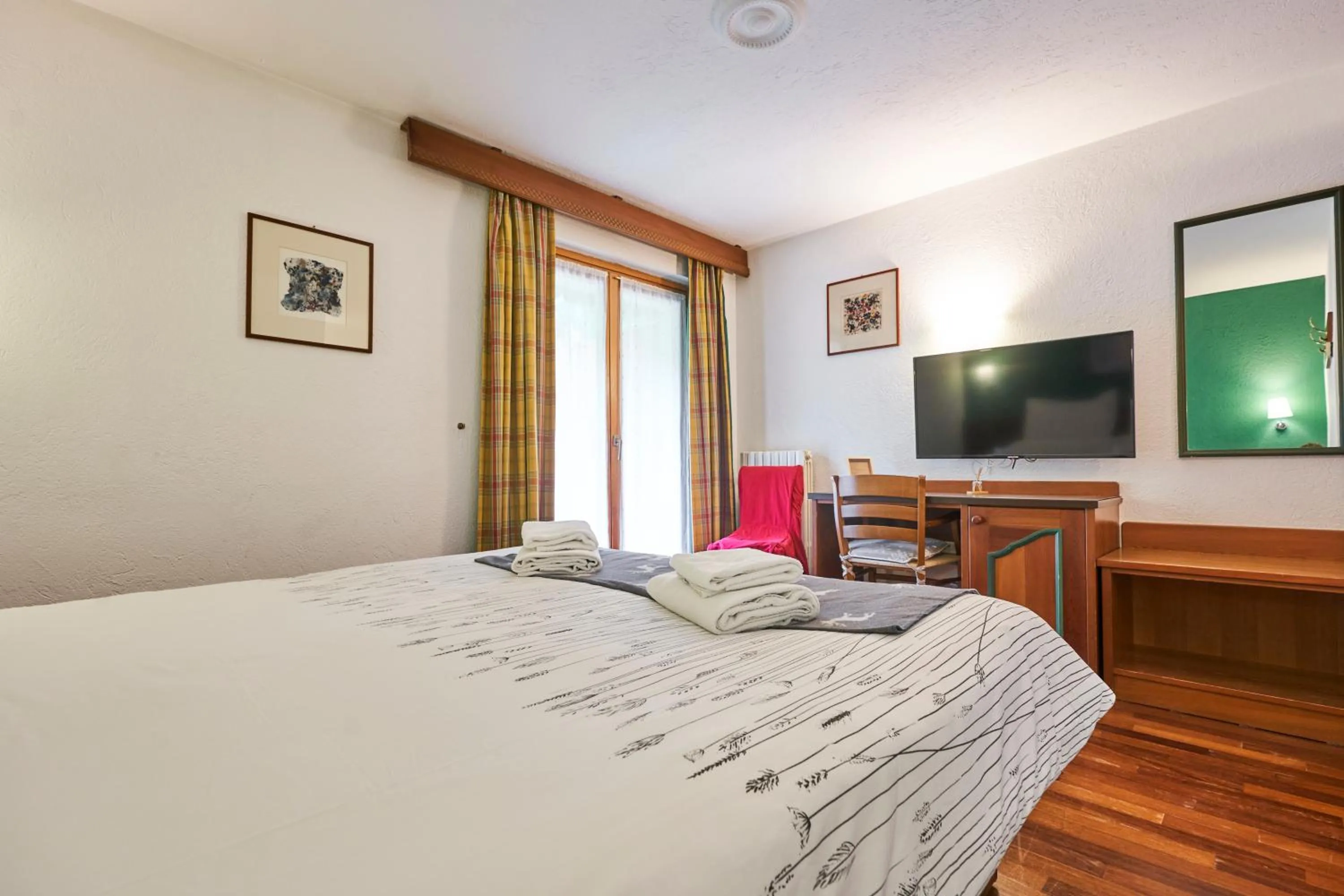 Photo of the whole room, Bed in Hotel Walser Courmayeur