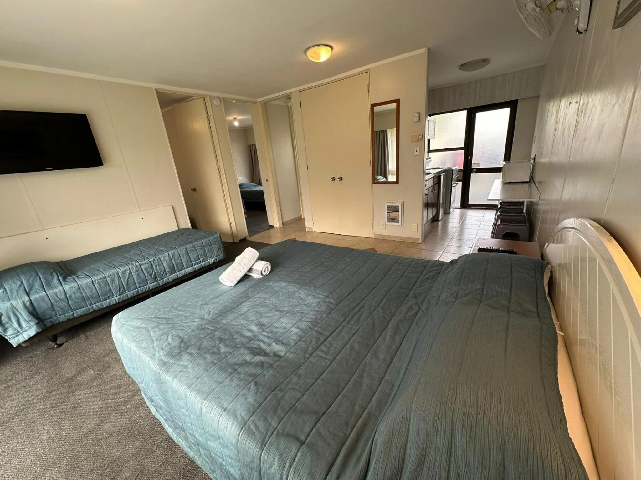 Bed in Airport Westney Lodge