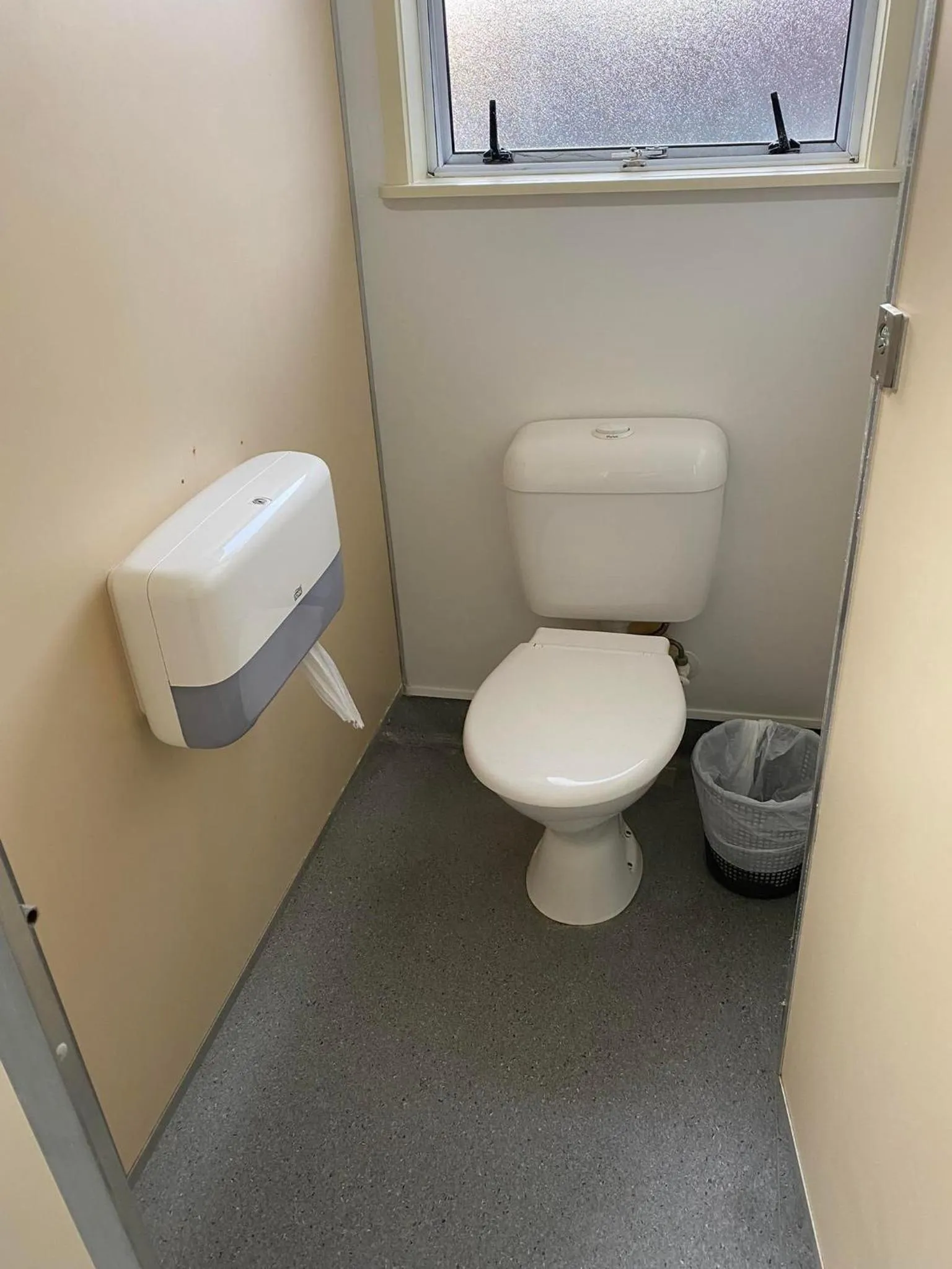 Bathroom in Airport Westney Lodge