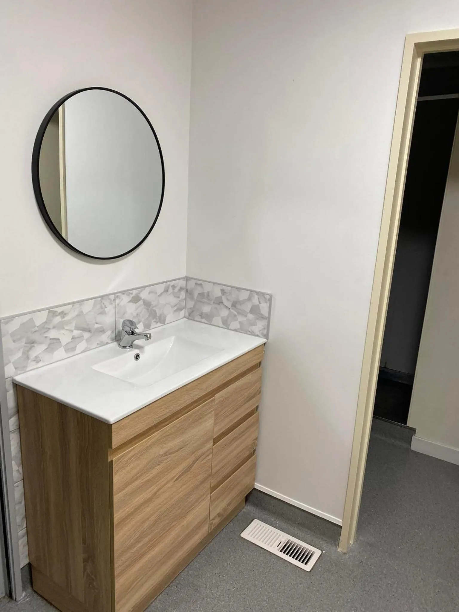 Bathroom in Airport Westney Lodge