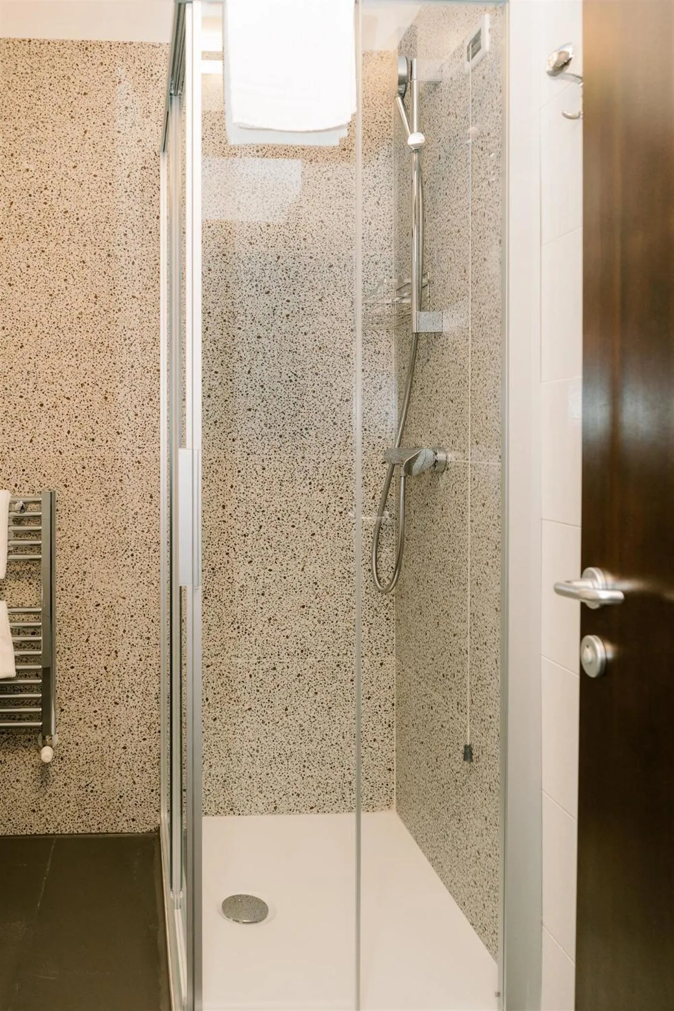 Shower in Hotel Carlton