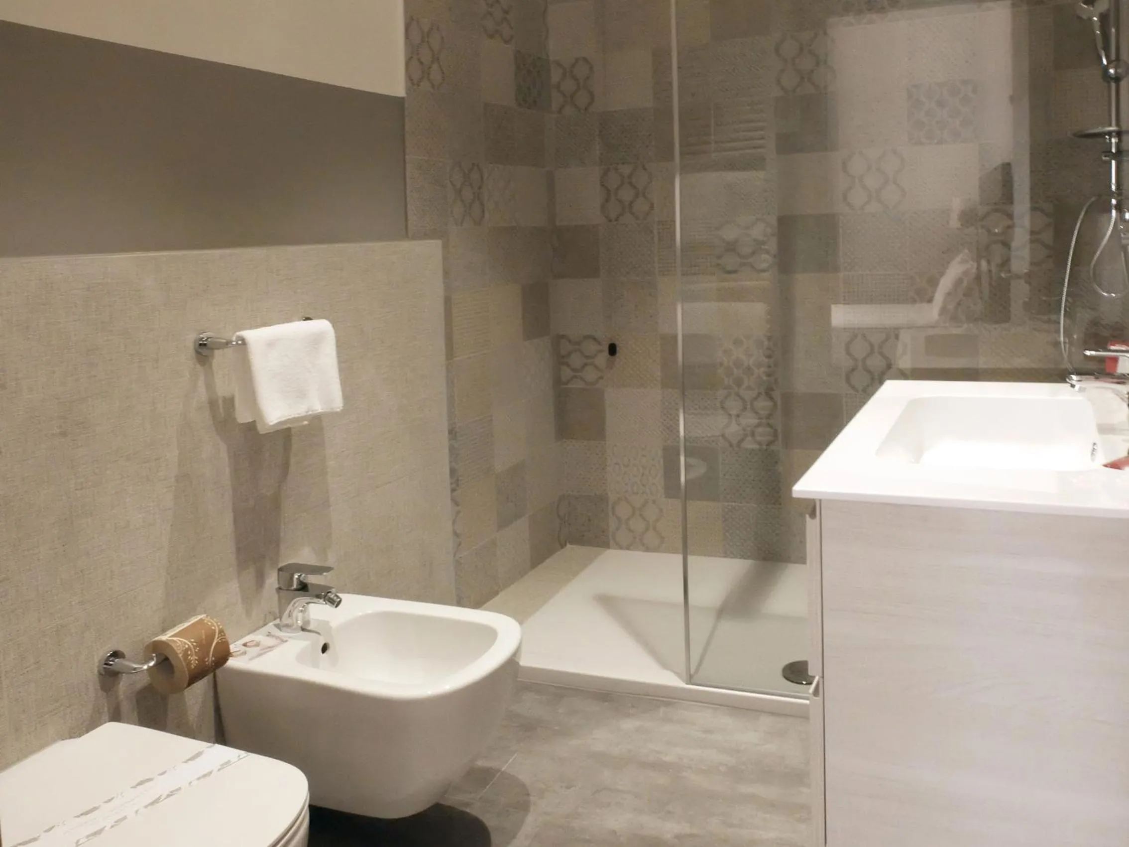 Shower in Hotel Carlton