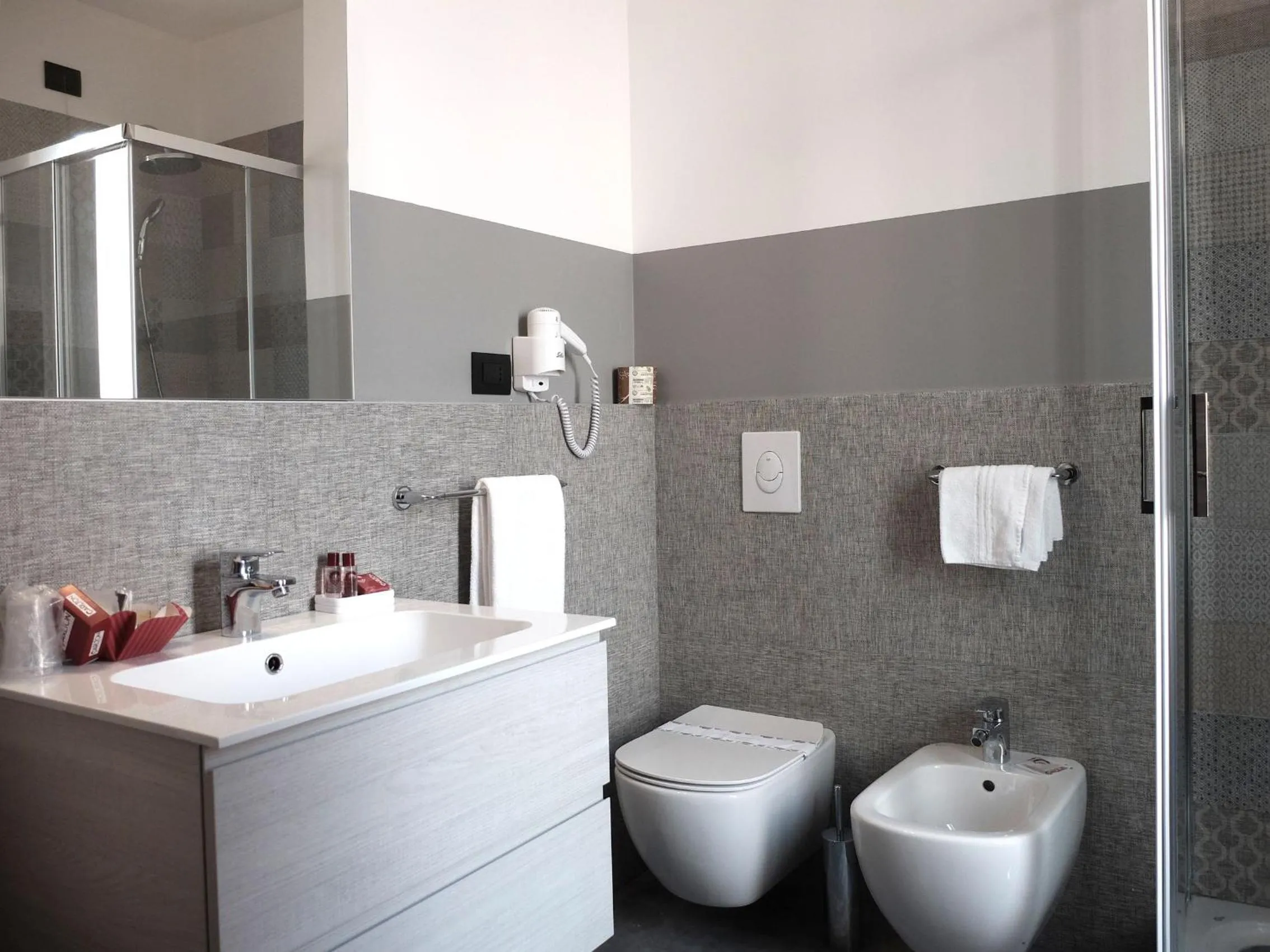 Shower in Hotel Carlton