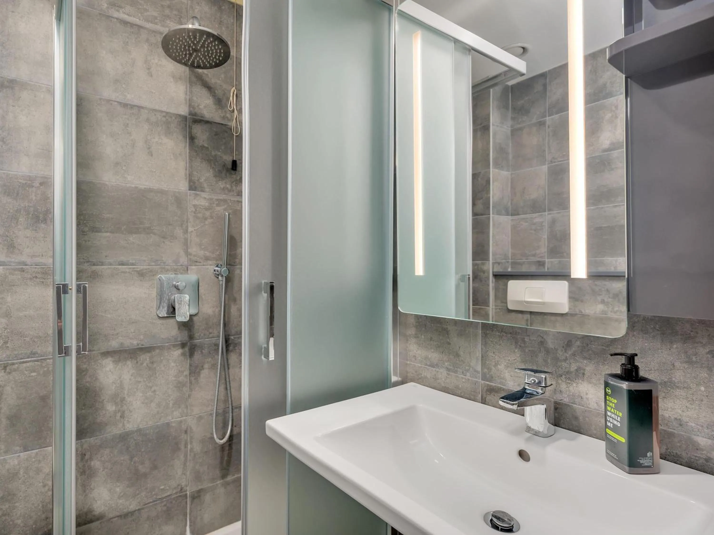 Bathroom in B&B HOTEL Milano Ornato