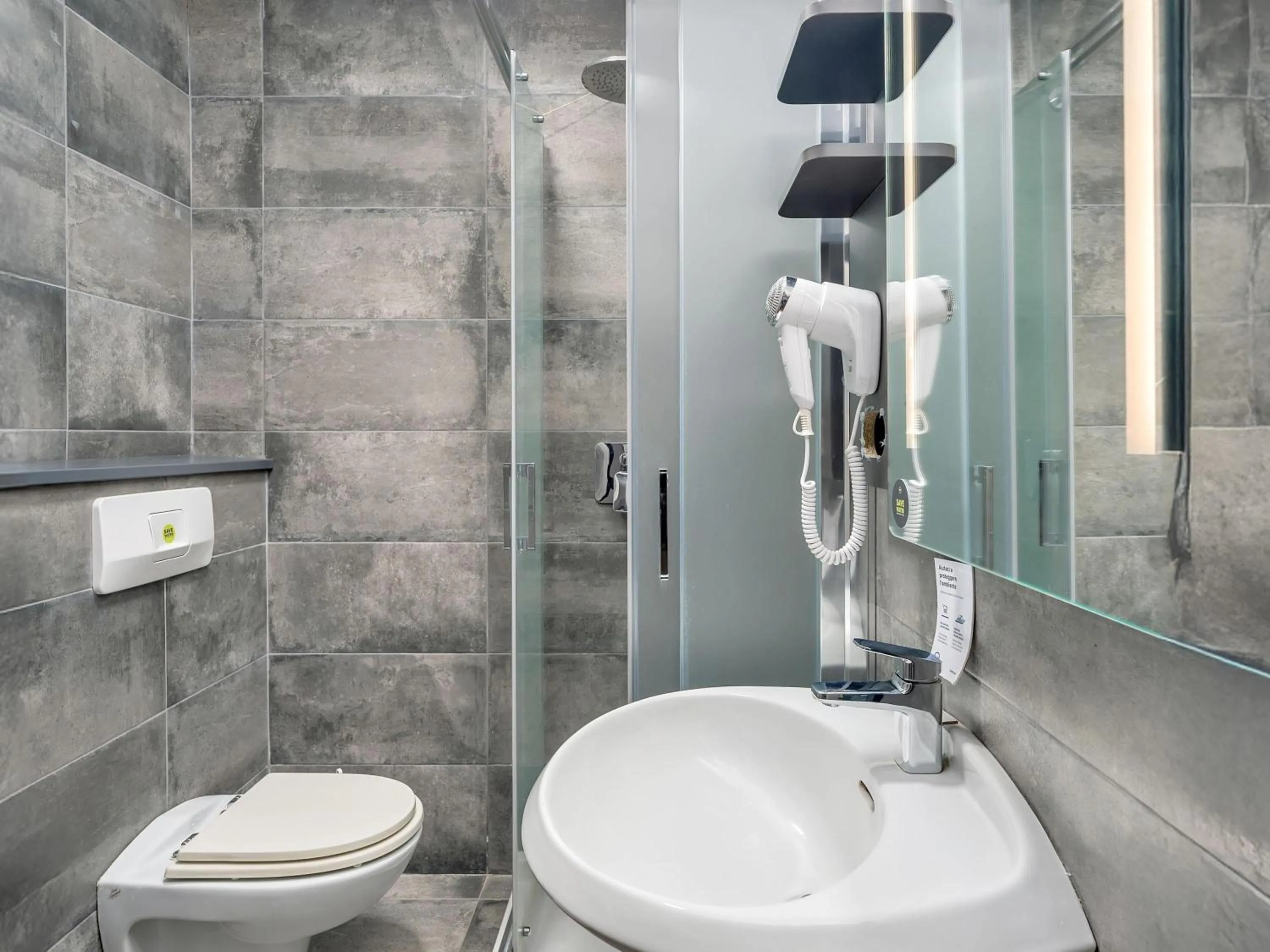 Bathroom in B&B HOTEL Milano Ornato