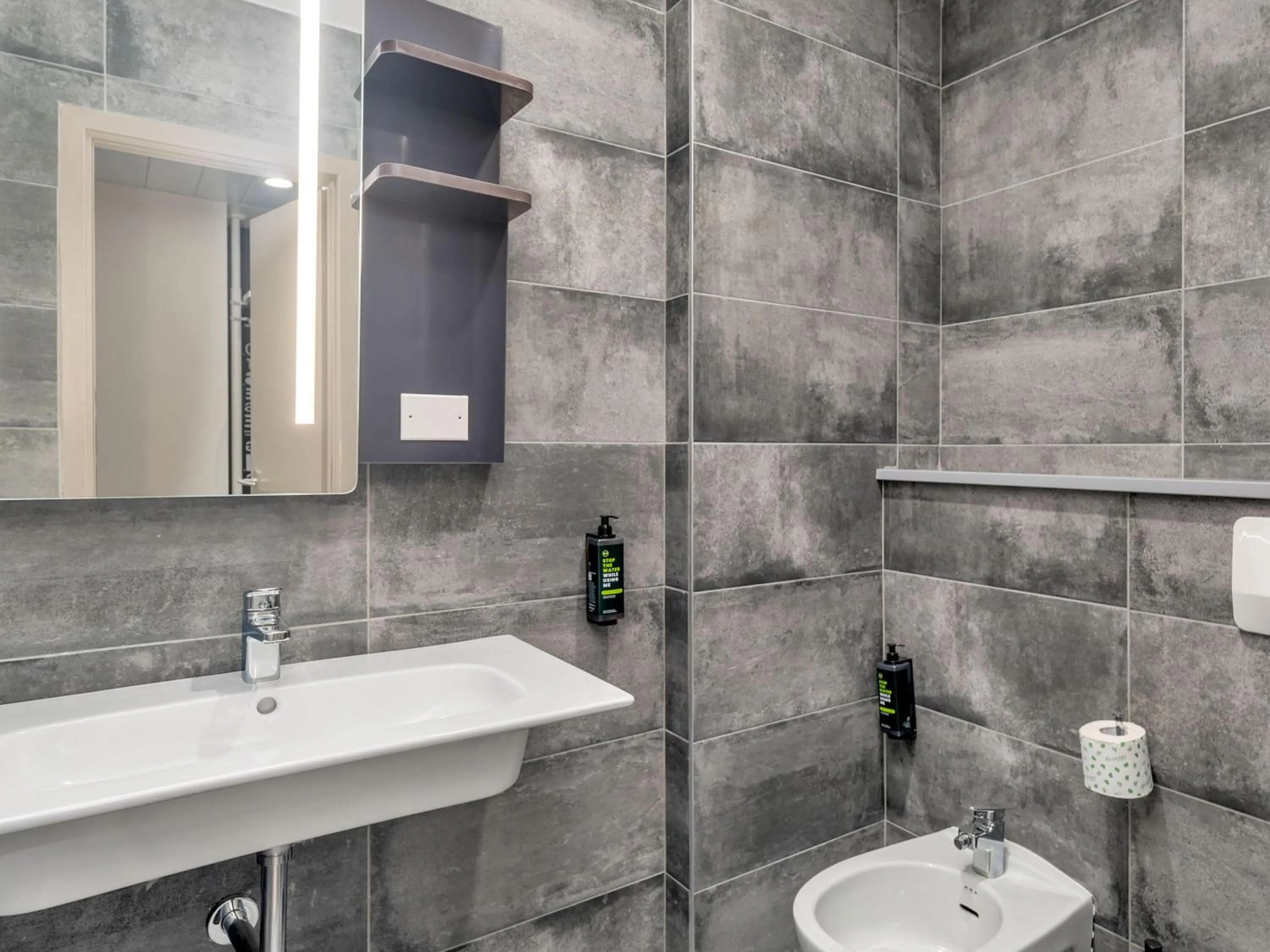 Bathroom in B&B HOTEL Milano Ornato