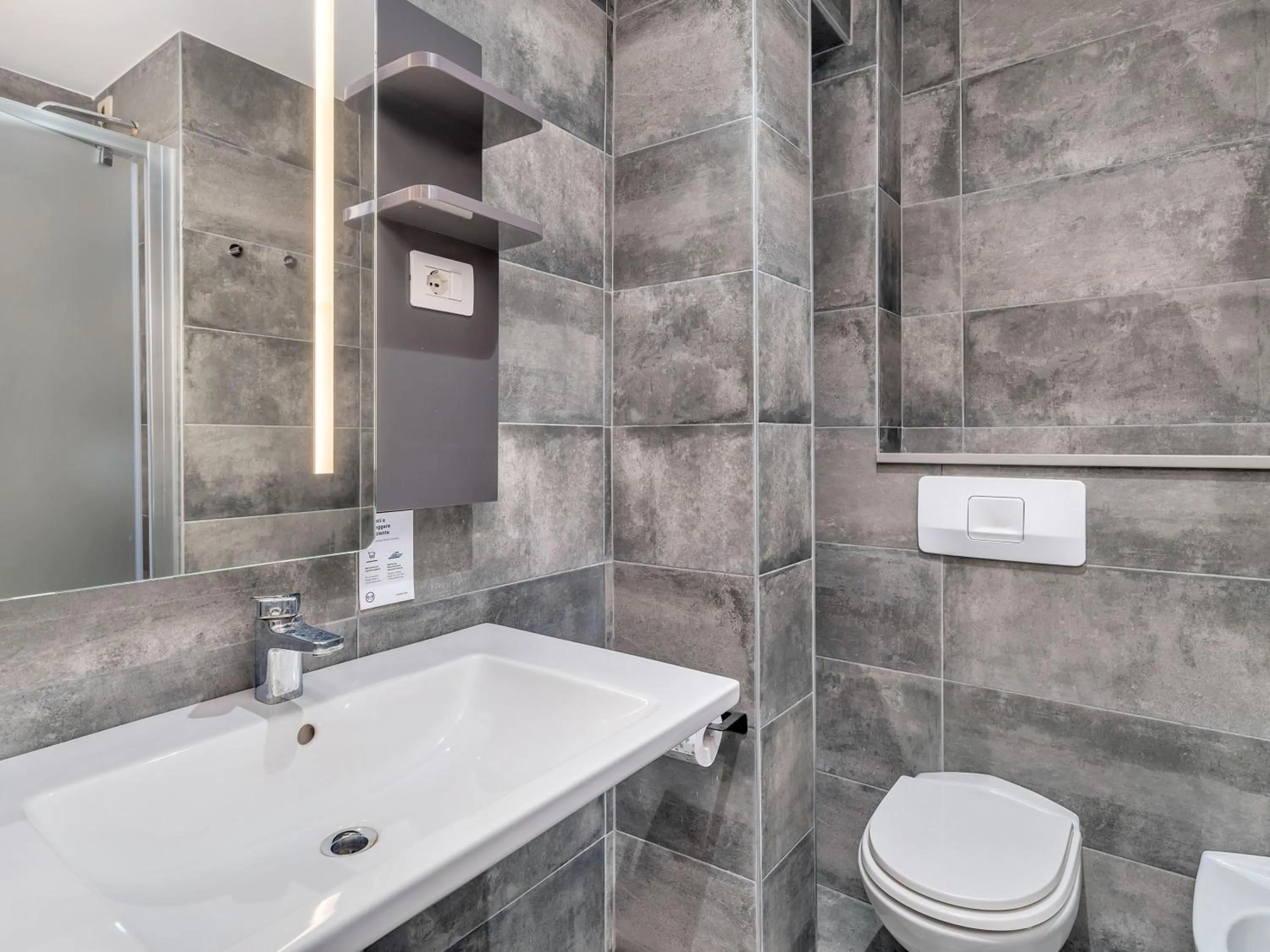 Bathroom in B&B HOTEL Milano Ornato