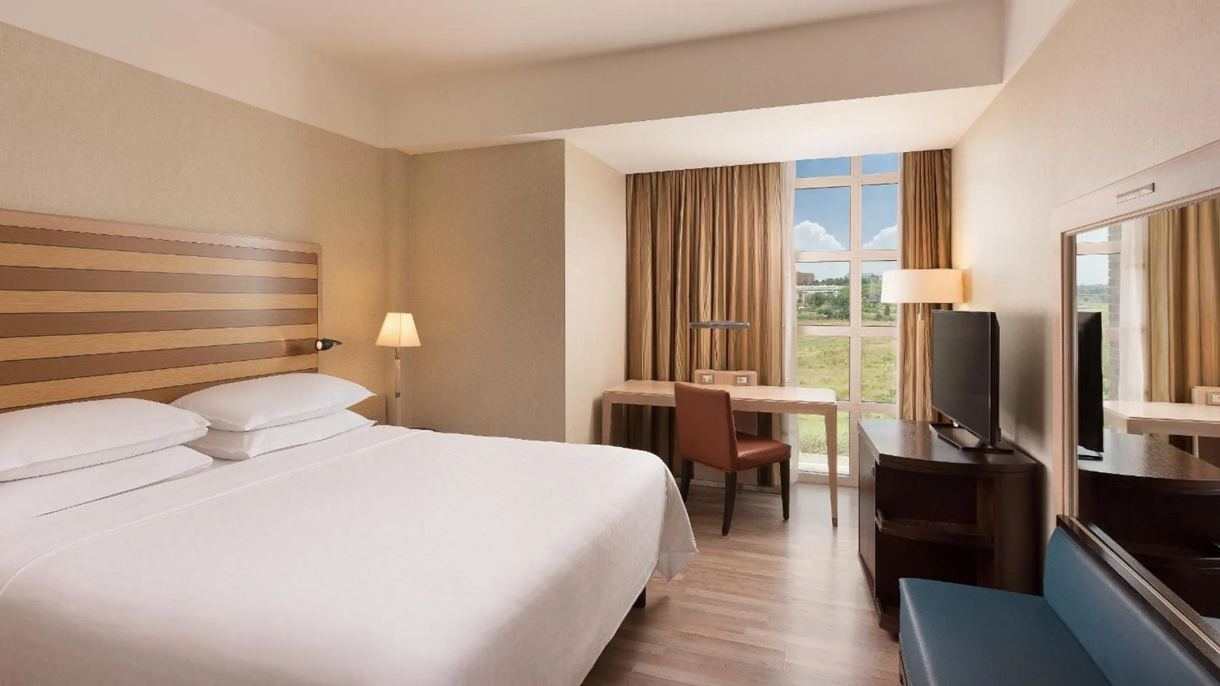 Bedroom, Bed in Sheraton Rome Parco de Medici