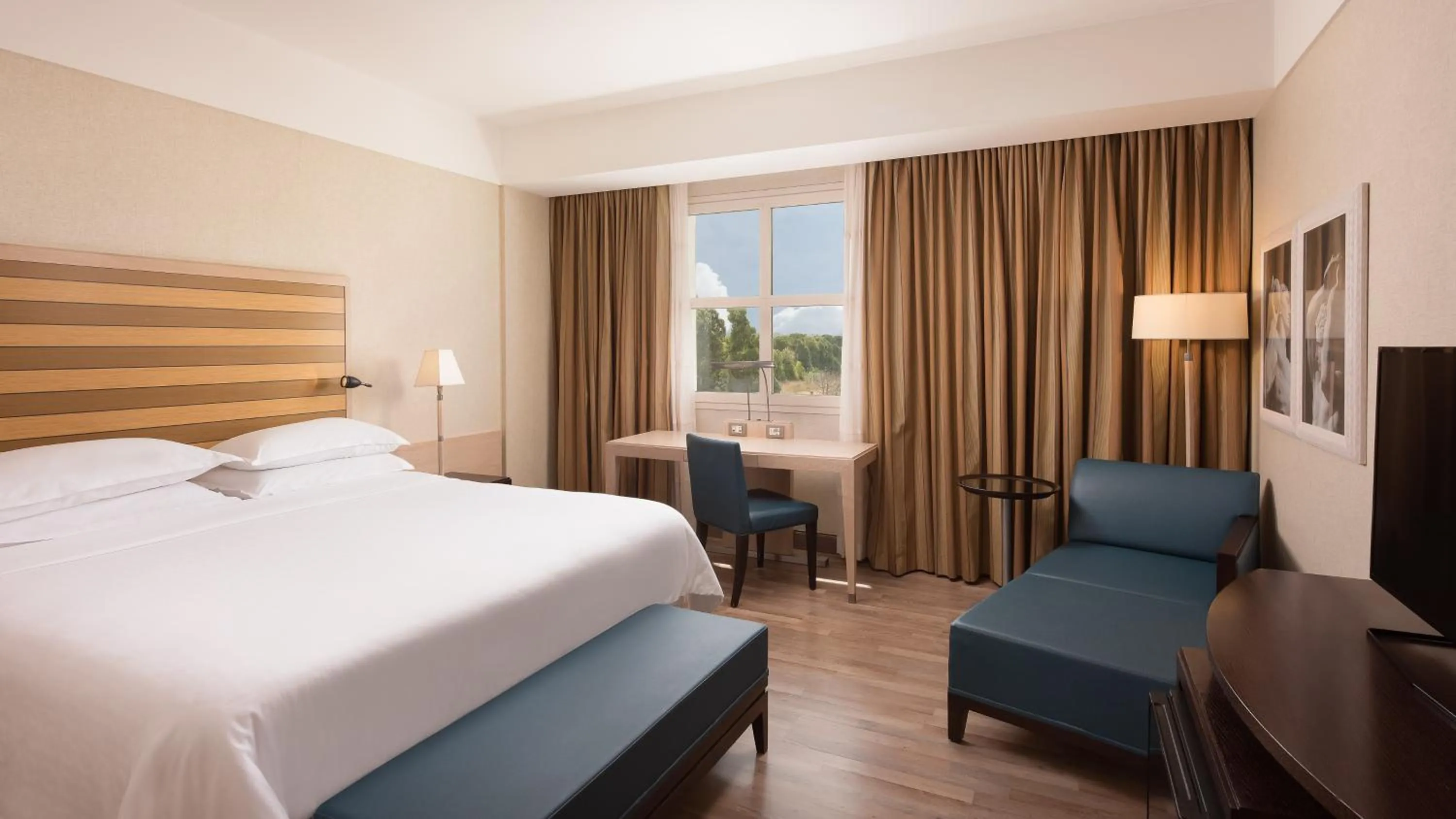 Bedroom, Bed in Sheraton Rome Parco de Medici