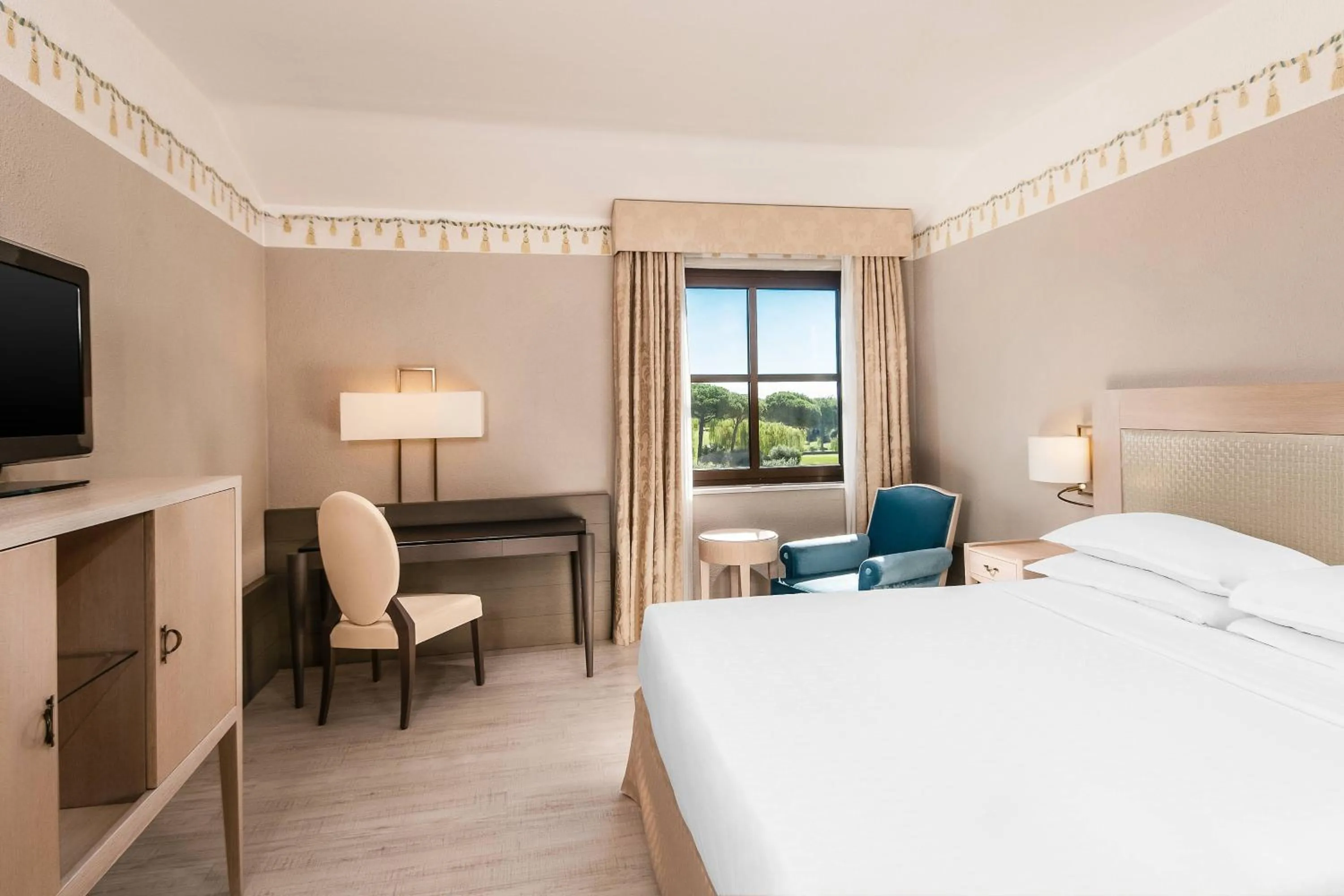 Photo of the whole room, Bed in Sheraton Rome Parco de Medici