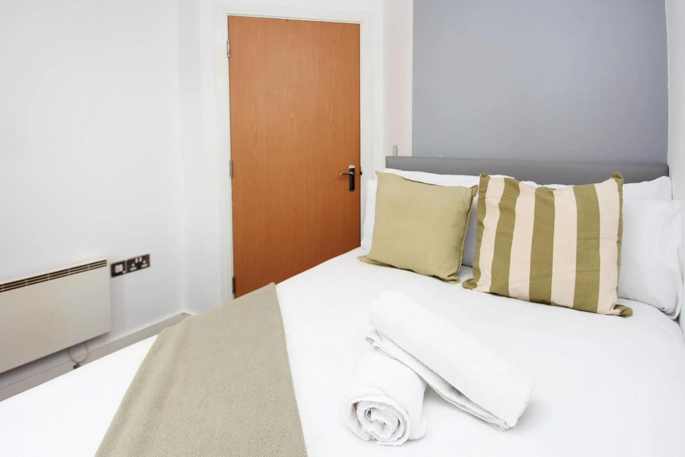 Bedroom, Bed in Albion Street Apartments